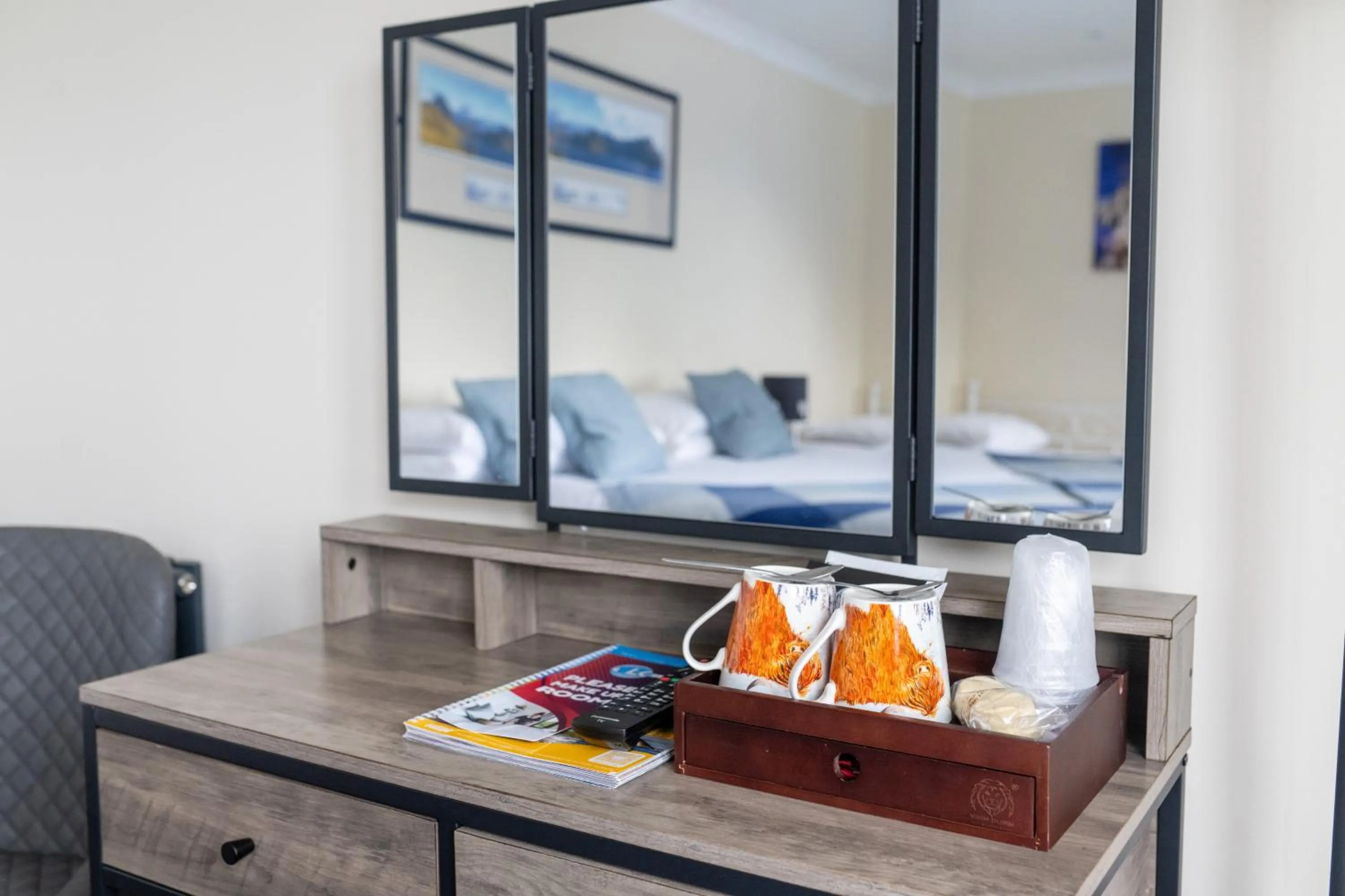 Living room, Bed in Loch Ness Clansman Hotel