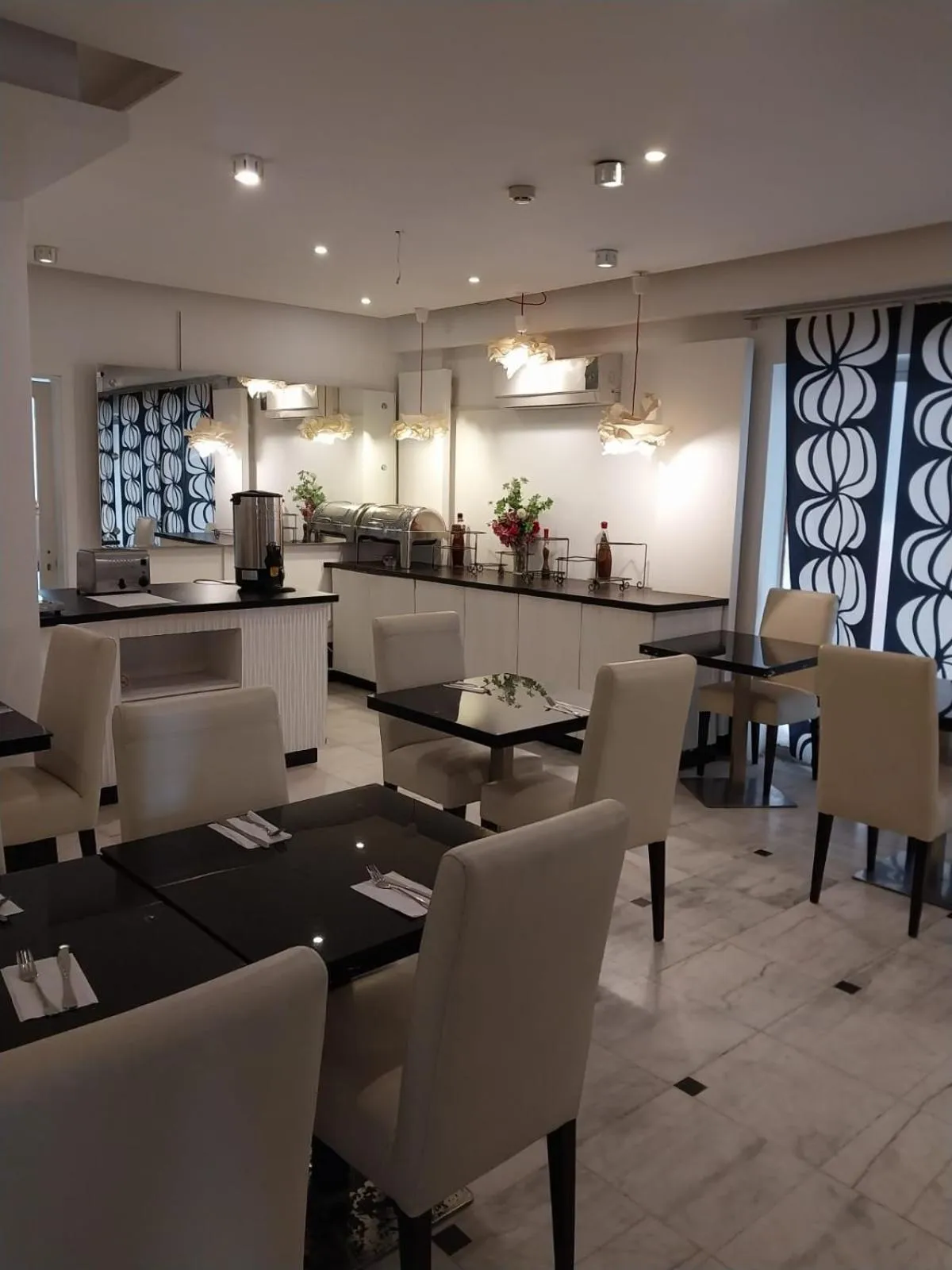 Restaurant/places to eat in Crystal Hotel