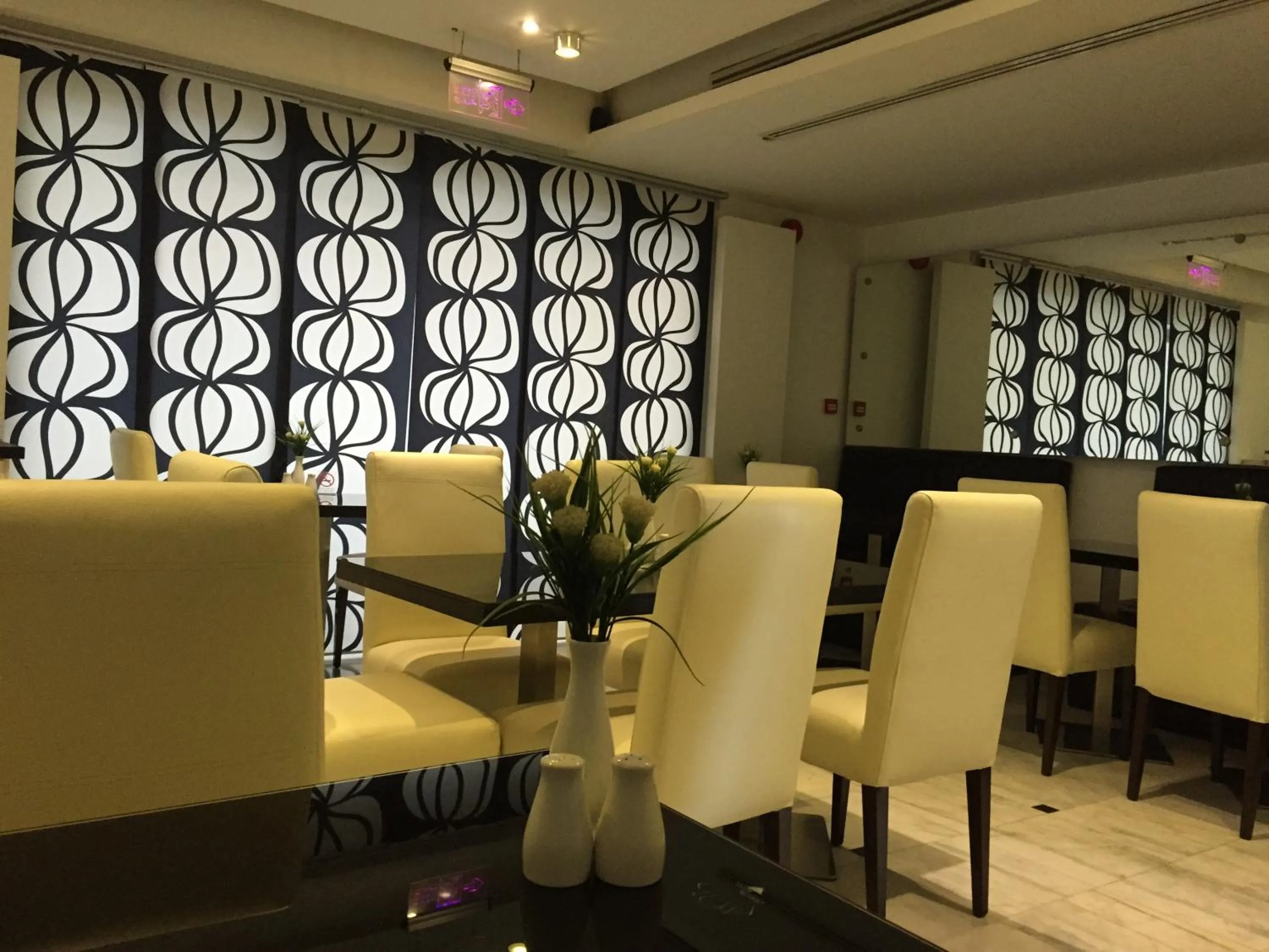 Restaurant/places to eat in Crystal Hotel