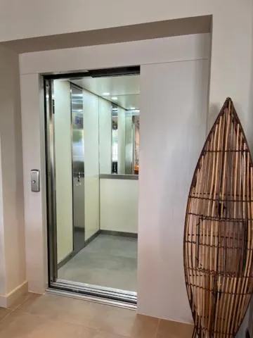 elevator in Hotel Restaurant Juanito Platja