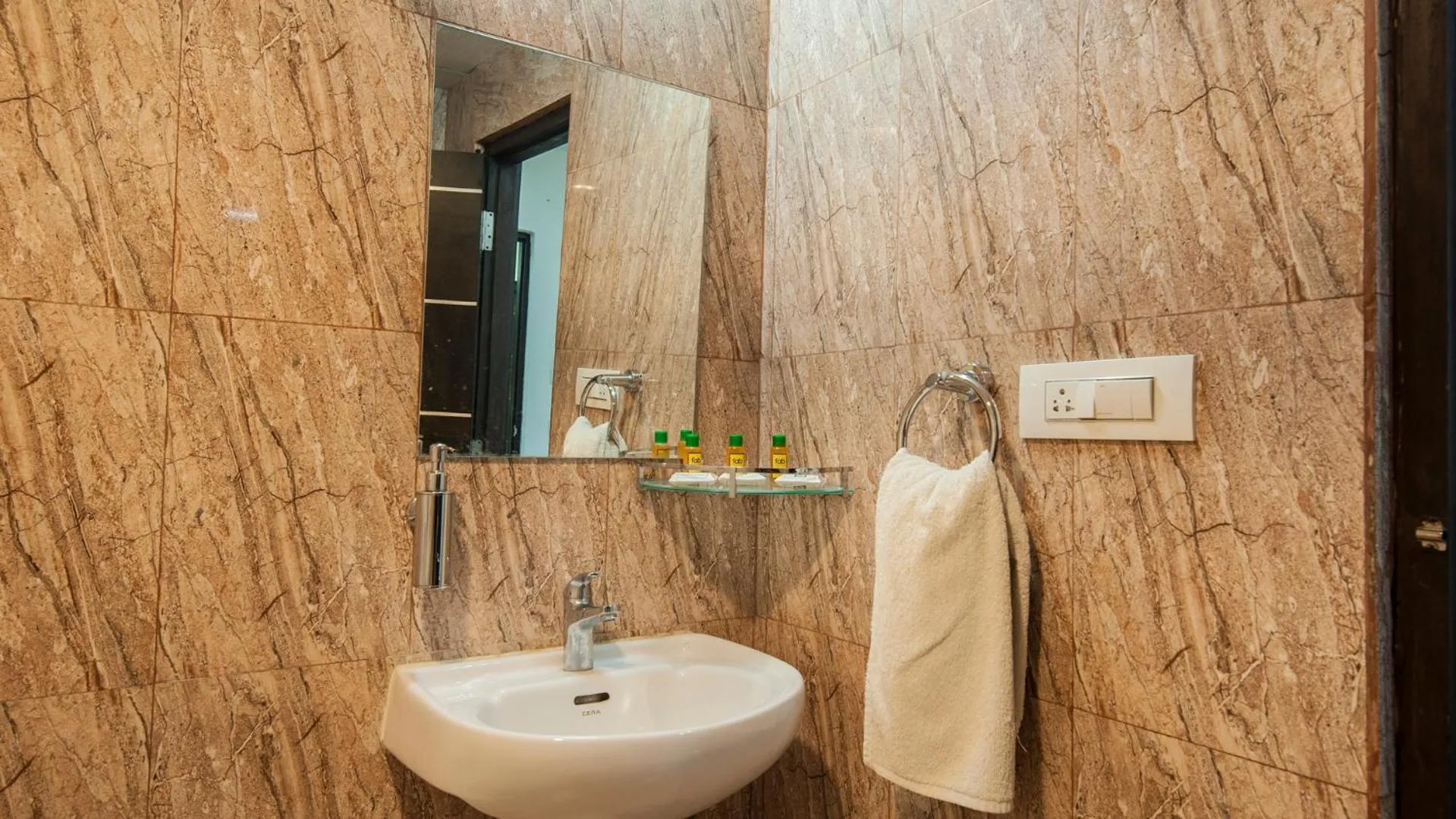 Bathroom in Hotel Windsor Castle Inn