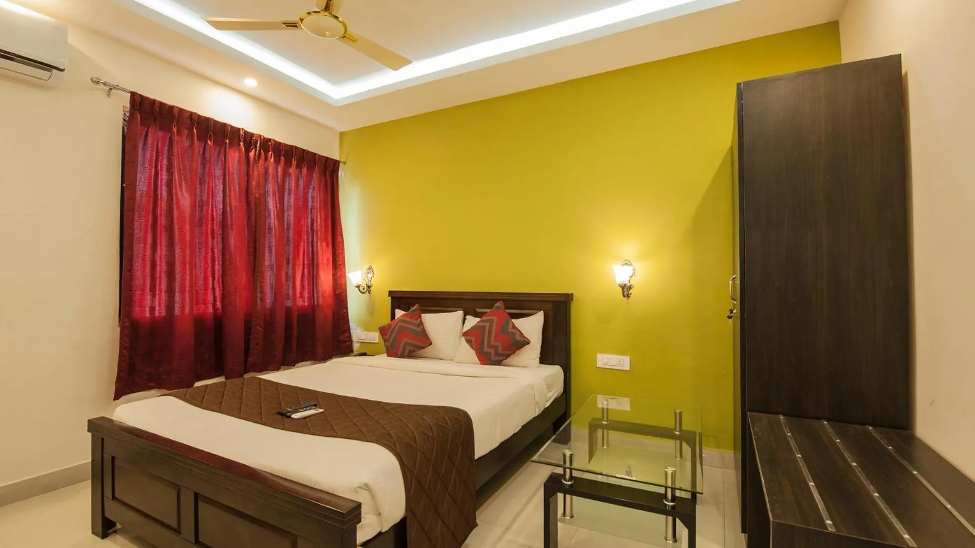 Bed in Hotel Windsor Castle Inn