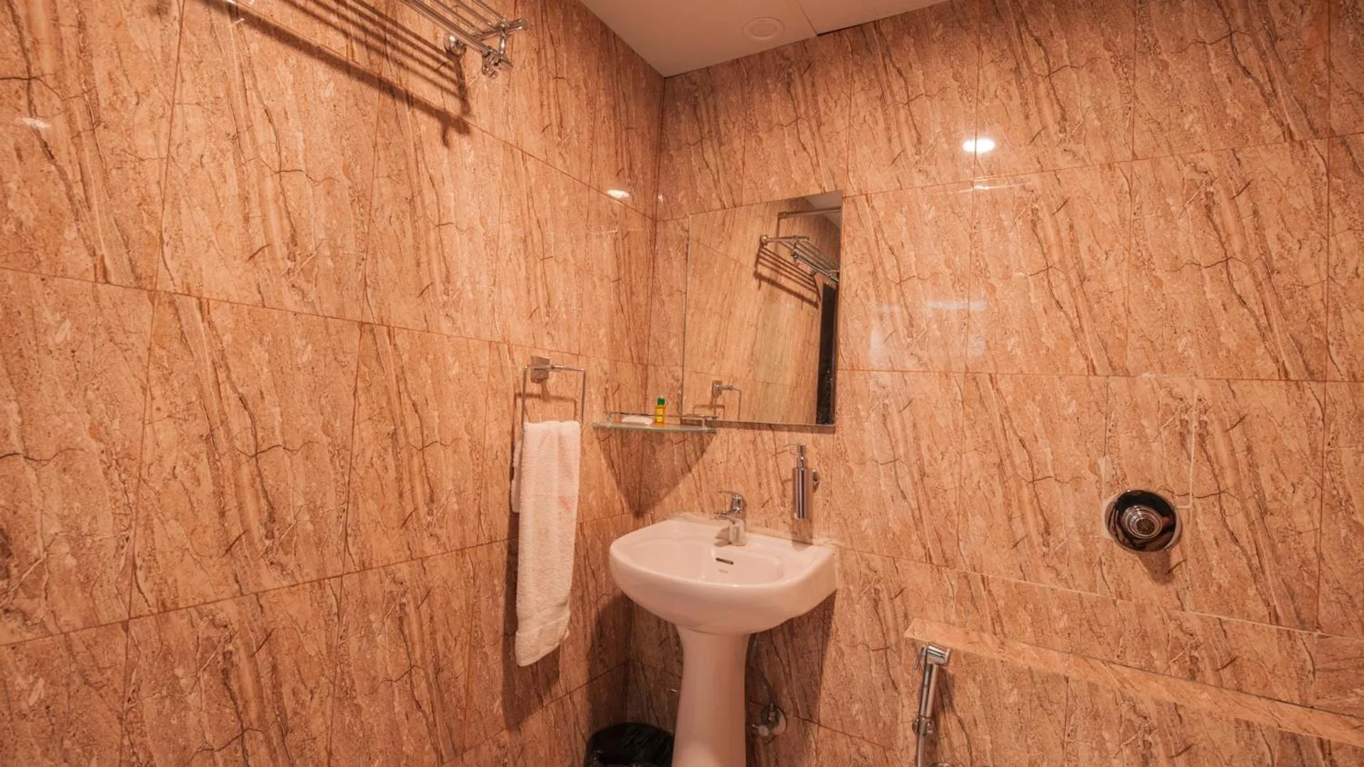 Bathroom in Hotel Windsor Castle Inn