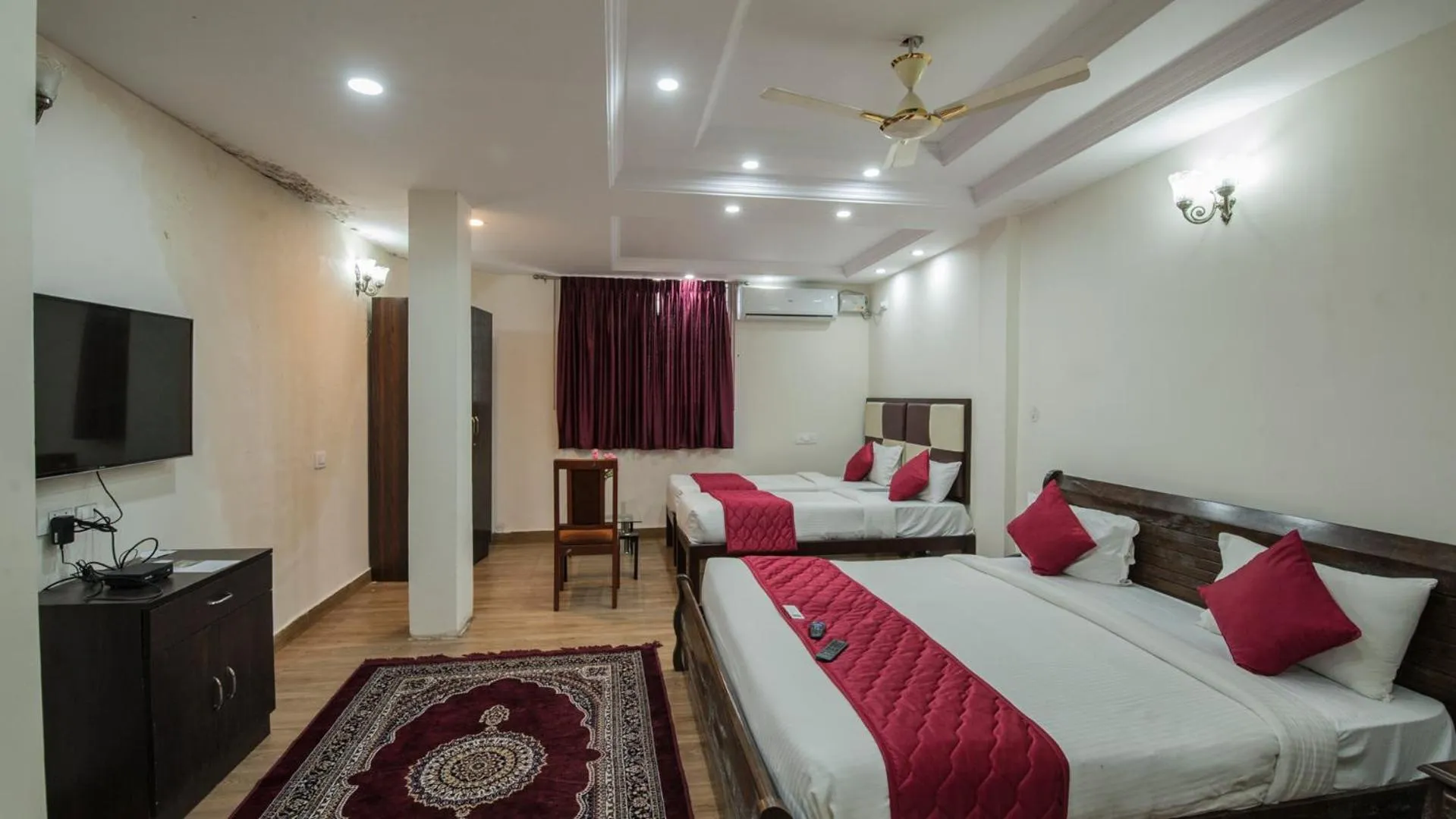 Bed in Hotel Windsor Castle Inn