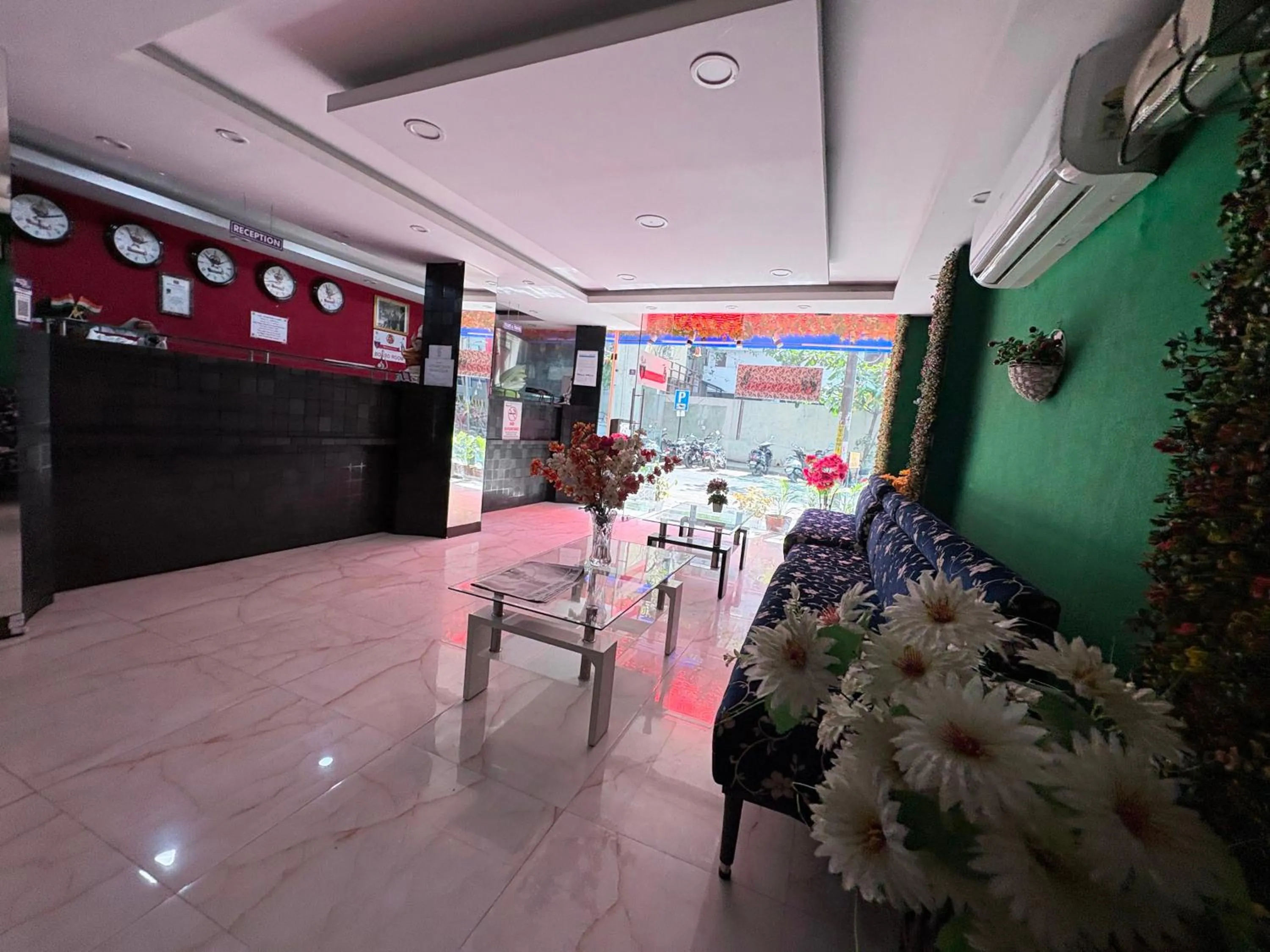 Lobby or reception in Hotel Windsor Castle Inn