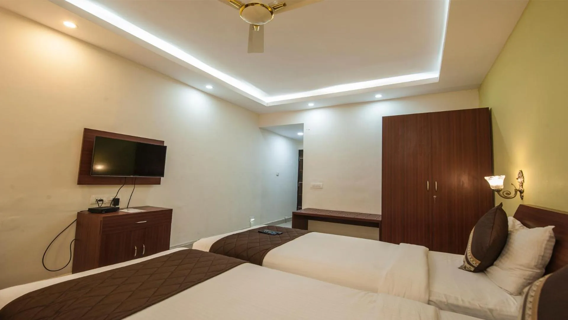 Bed in Hotel Windsor Castle Inn