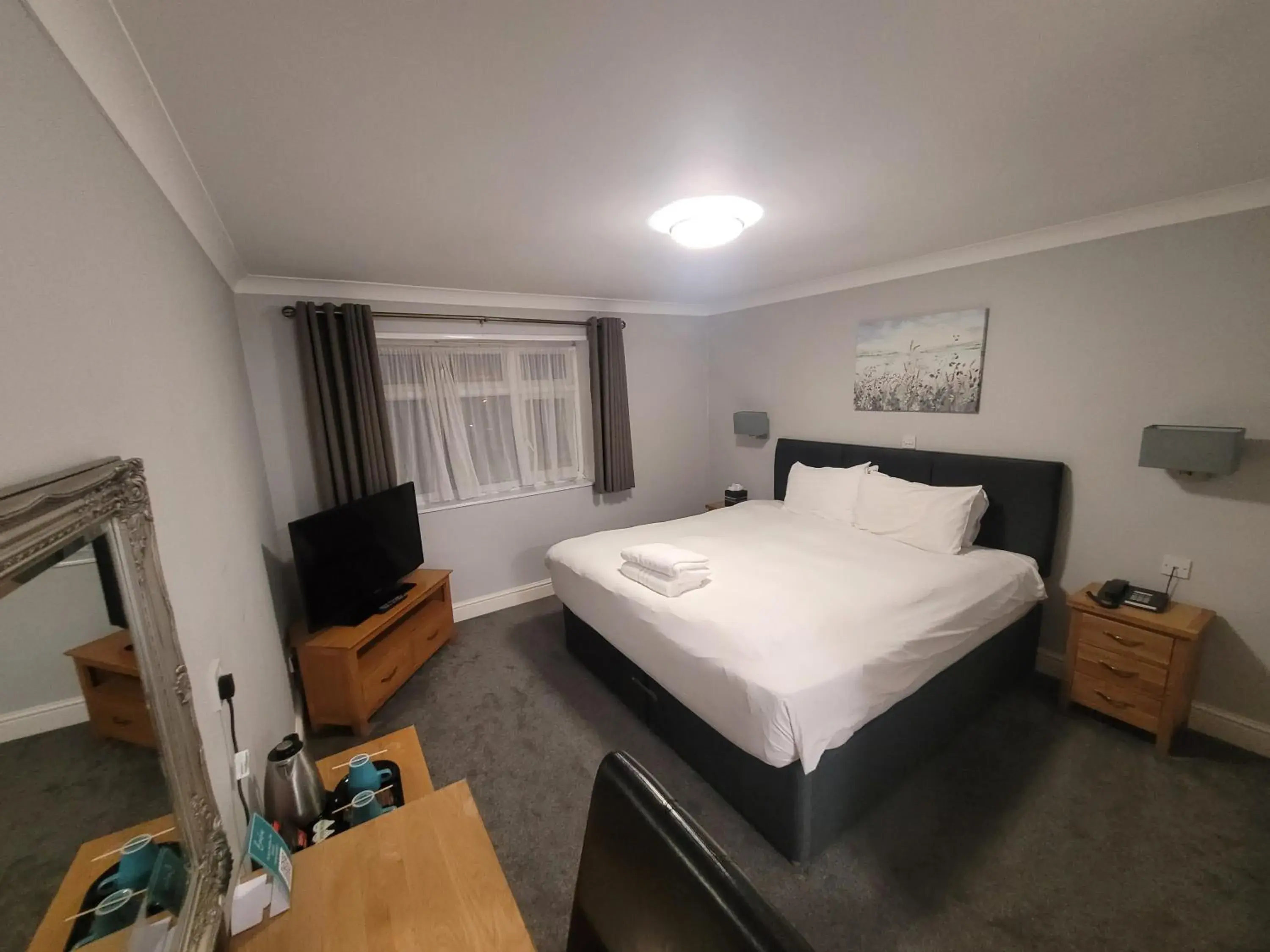 Photo of the whole room, Bed in The Beeches Hotel & Leisure Club Photo of the whole room, Bed in The Beeches Hotel & Leisure Club