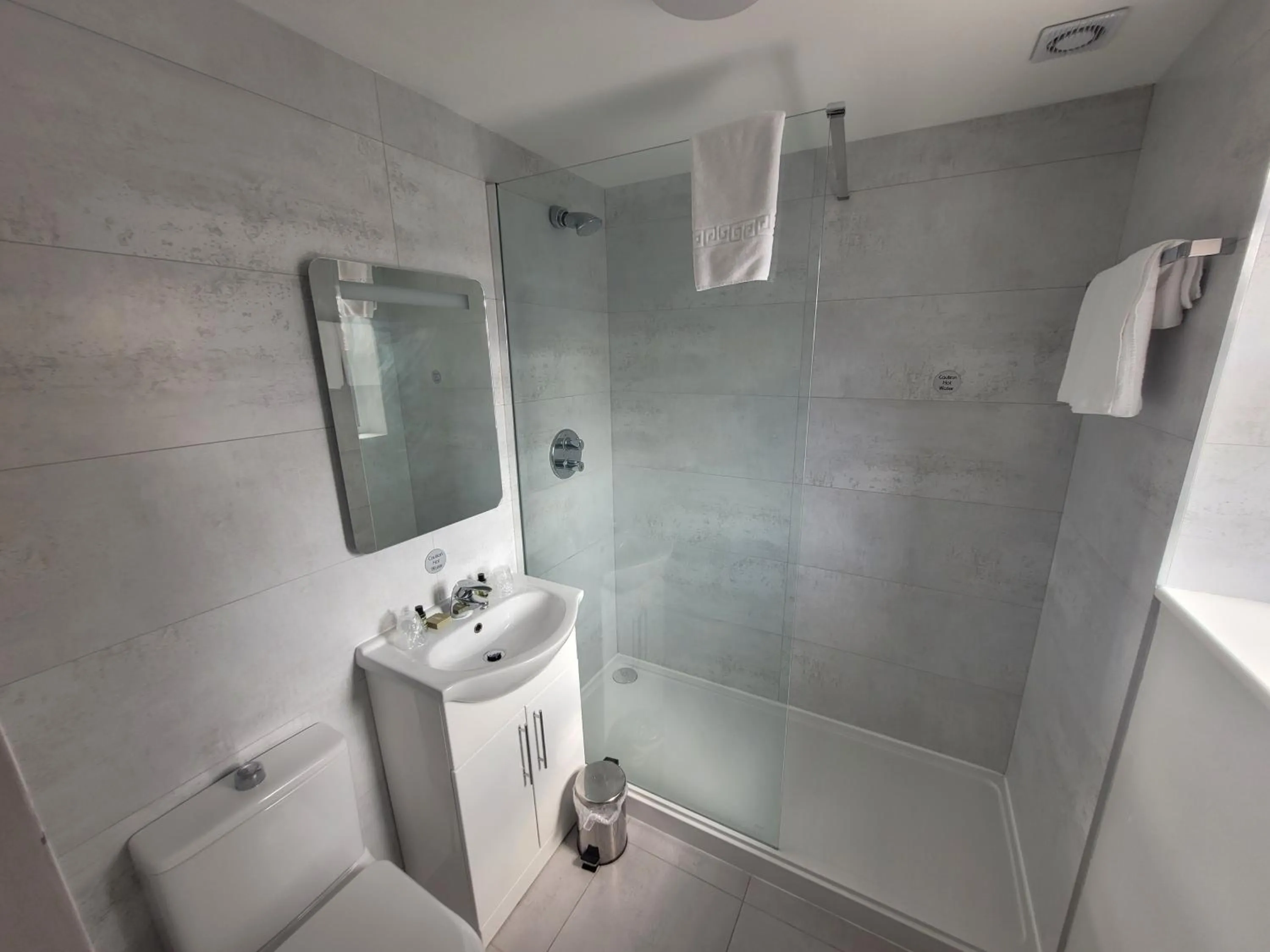 Shower in The Beeches Hotel & Leisure Club