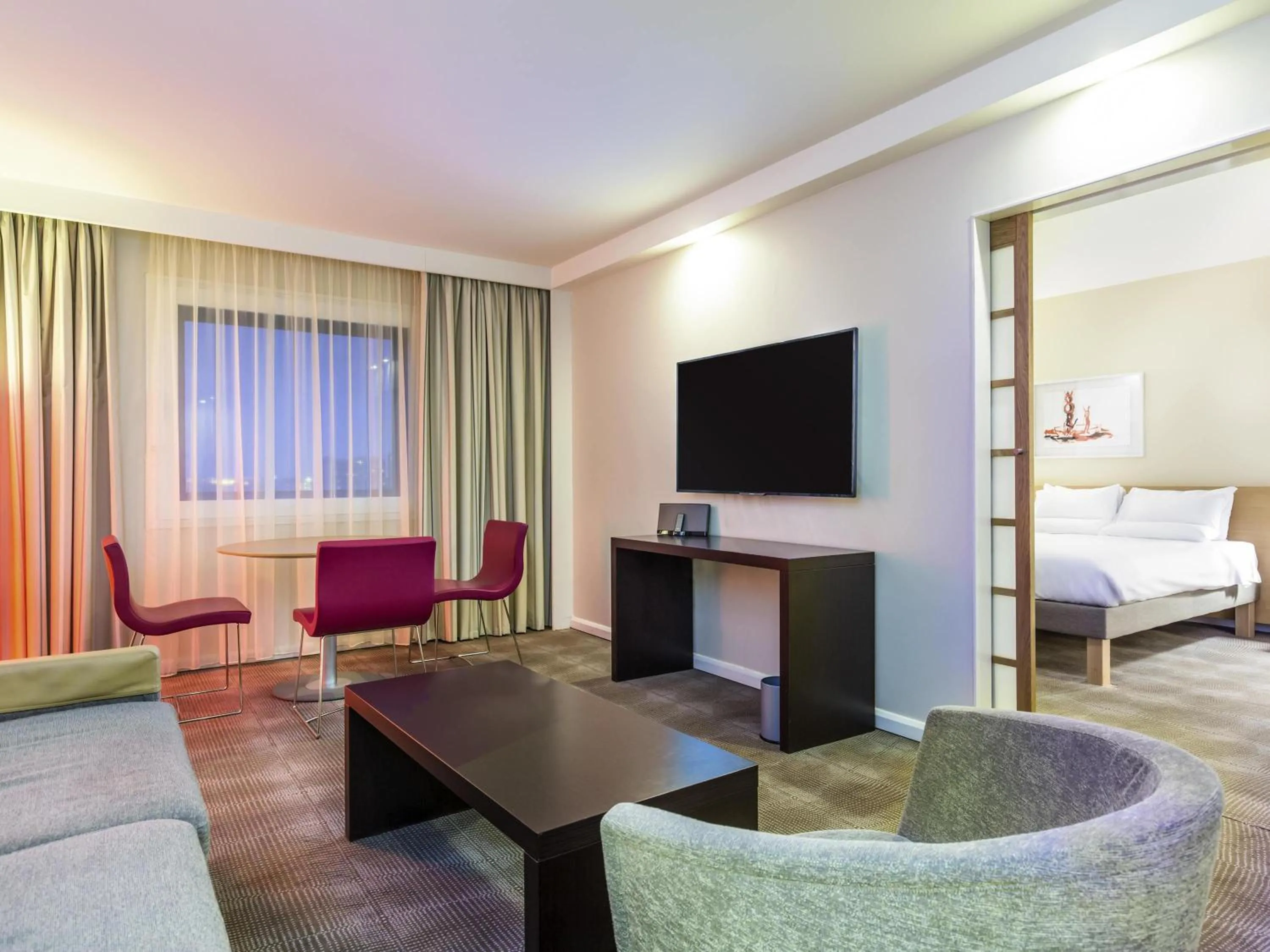 Photo of the whole room in Novotel London Paddington