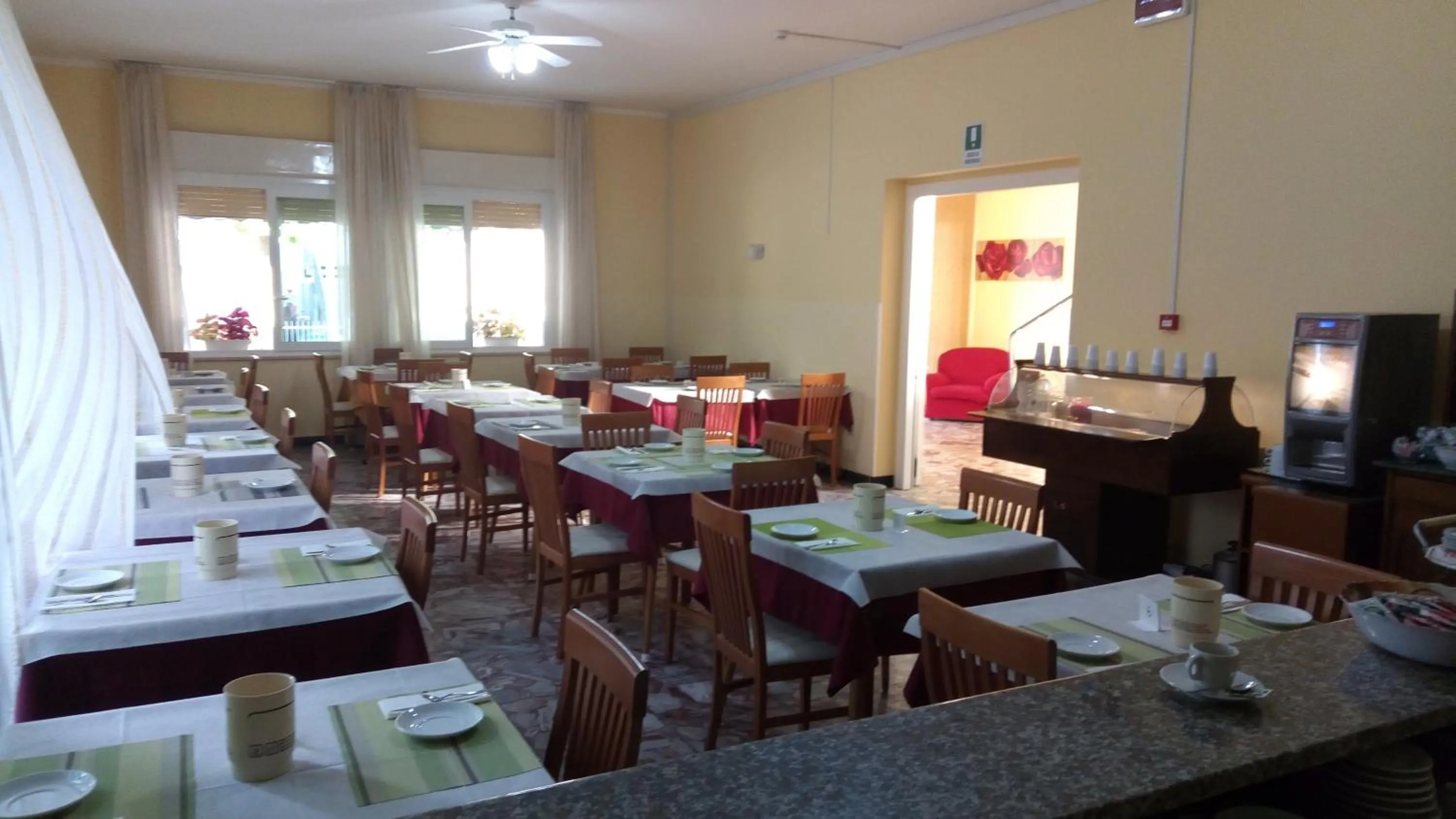 Restaurant/places to eat in Hotel Carmen Viserba