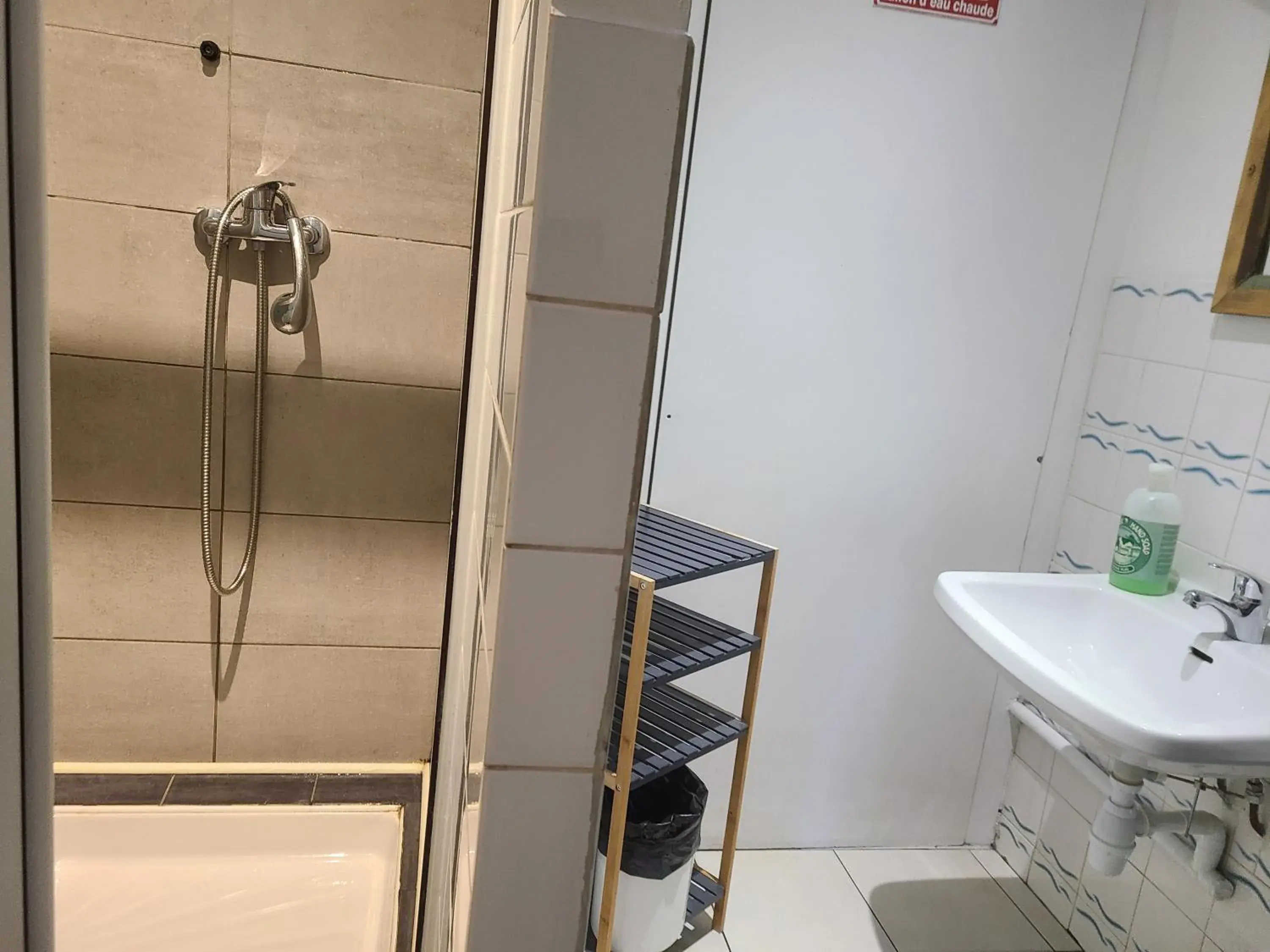 Twin Room with Shared Bathroom in Hotel de la Gare Twin Room with Shared Bathroom in Hotel de la Gare