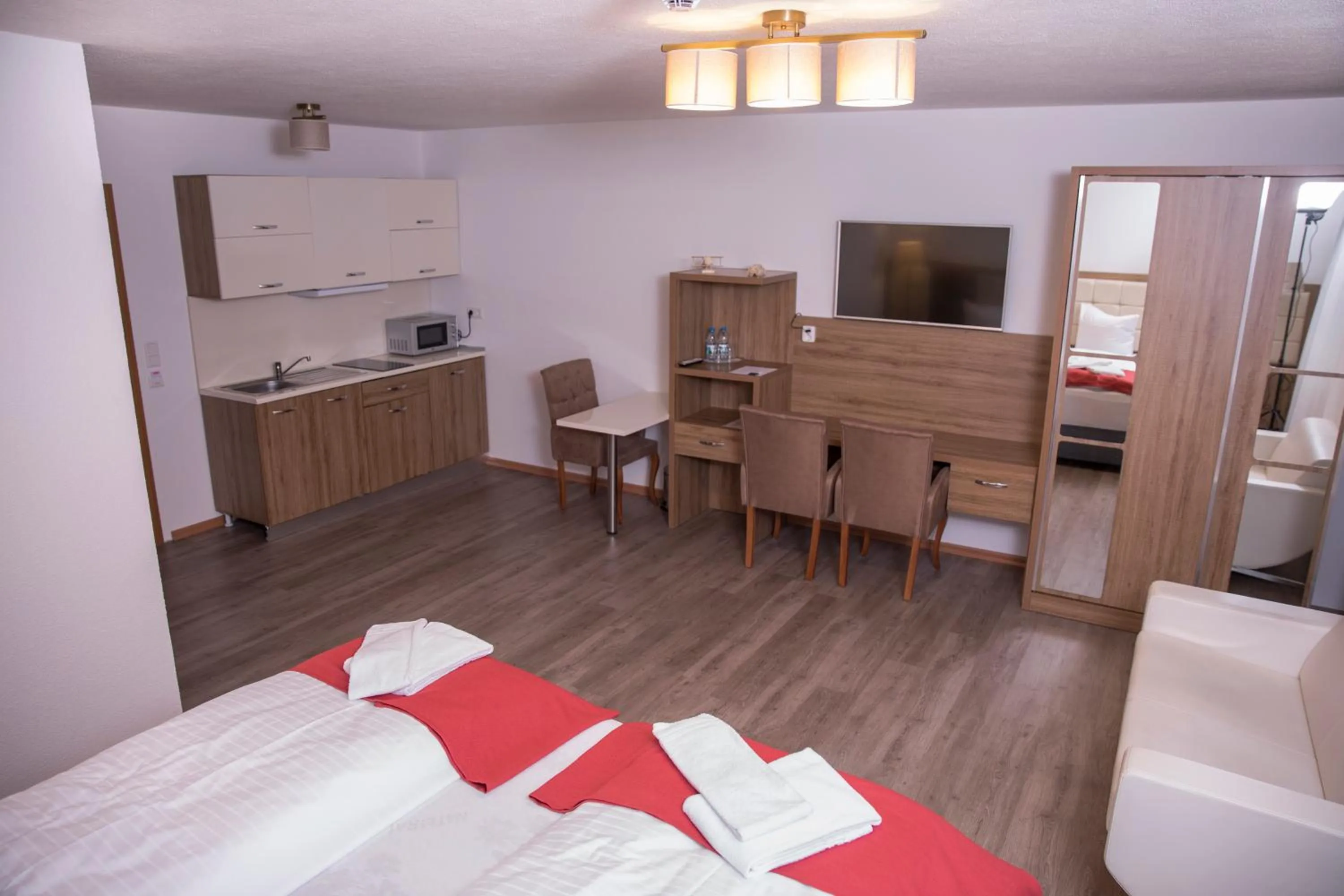 Kitchen or kitchenette, Bed in Hotel Hausen Obertshausen Frankfurt