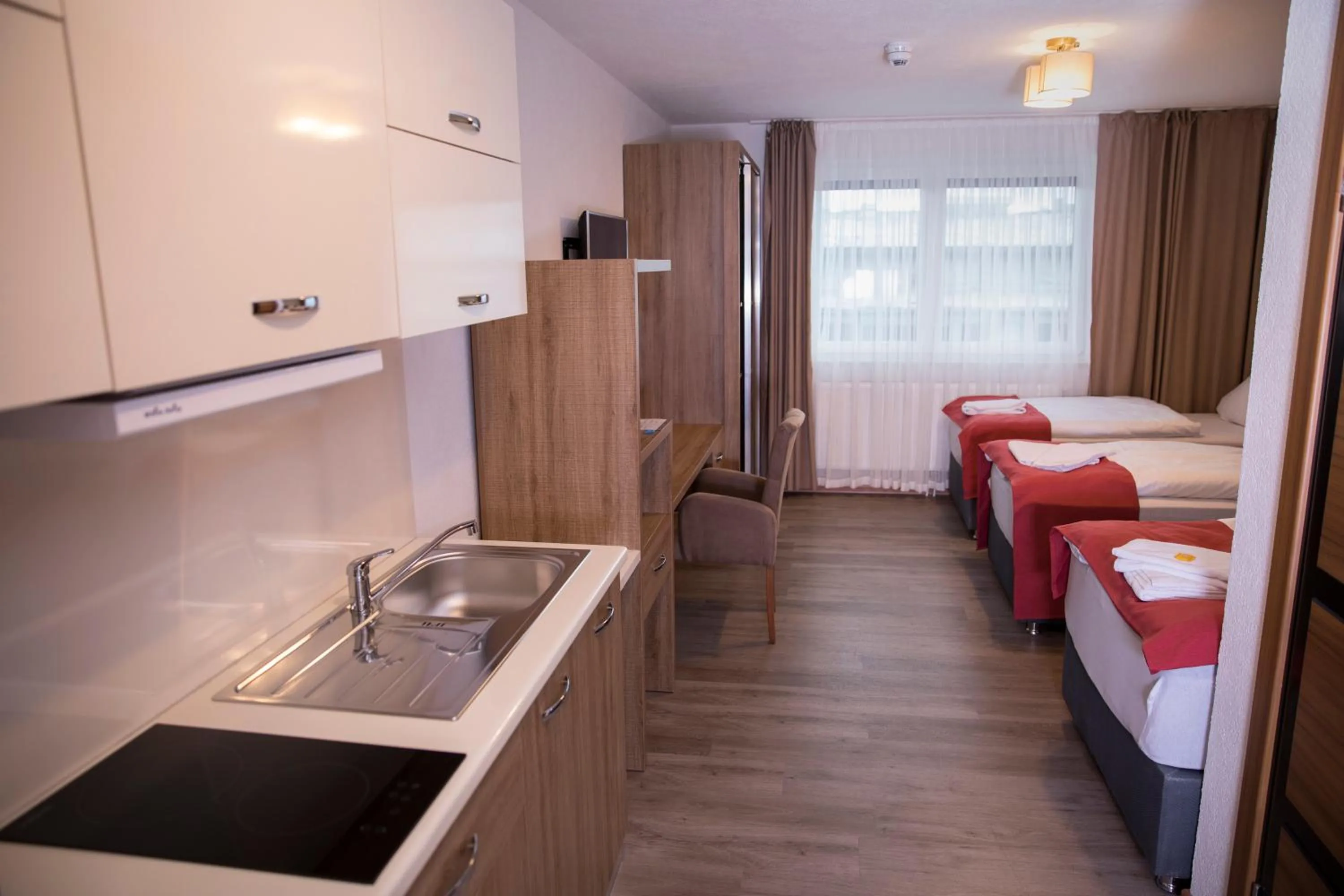 Kitchen or kitchenette, Bed in Hotel Hausen Obertshausen Frankfurt