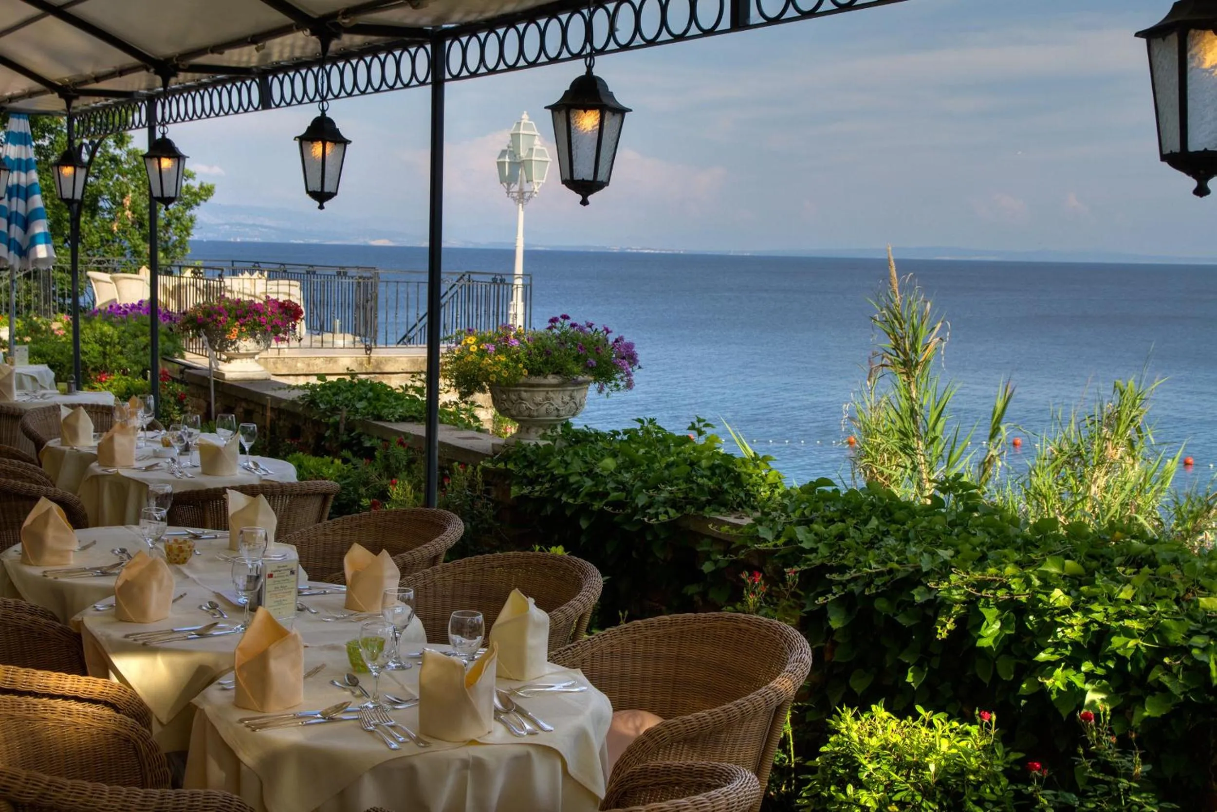 Restaurant/places to eat in Hotel Miramar