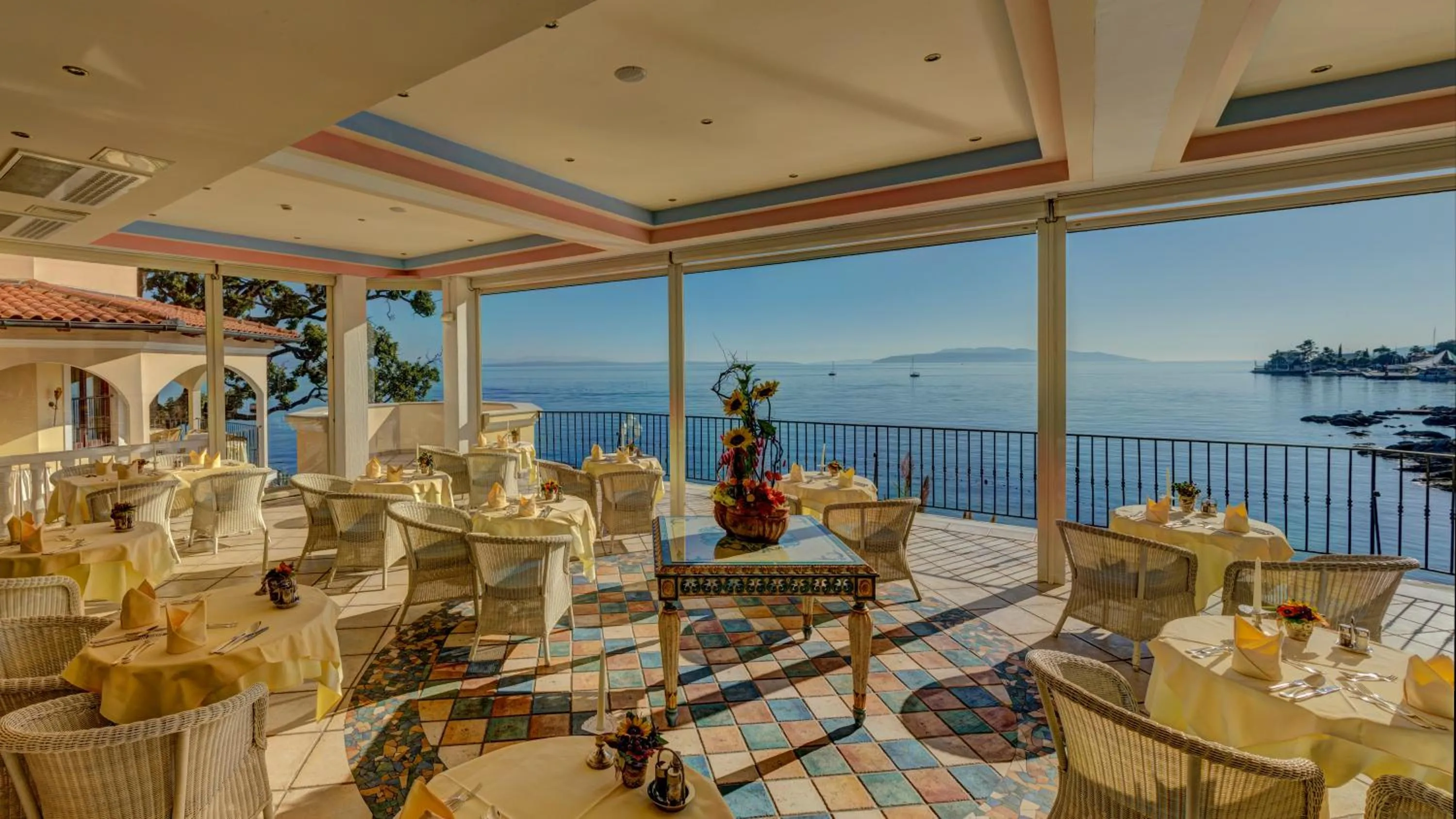 Restaurant/places to eat in Hotel Miramar