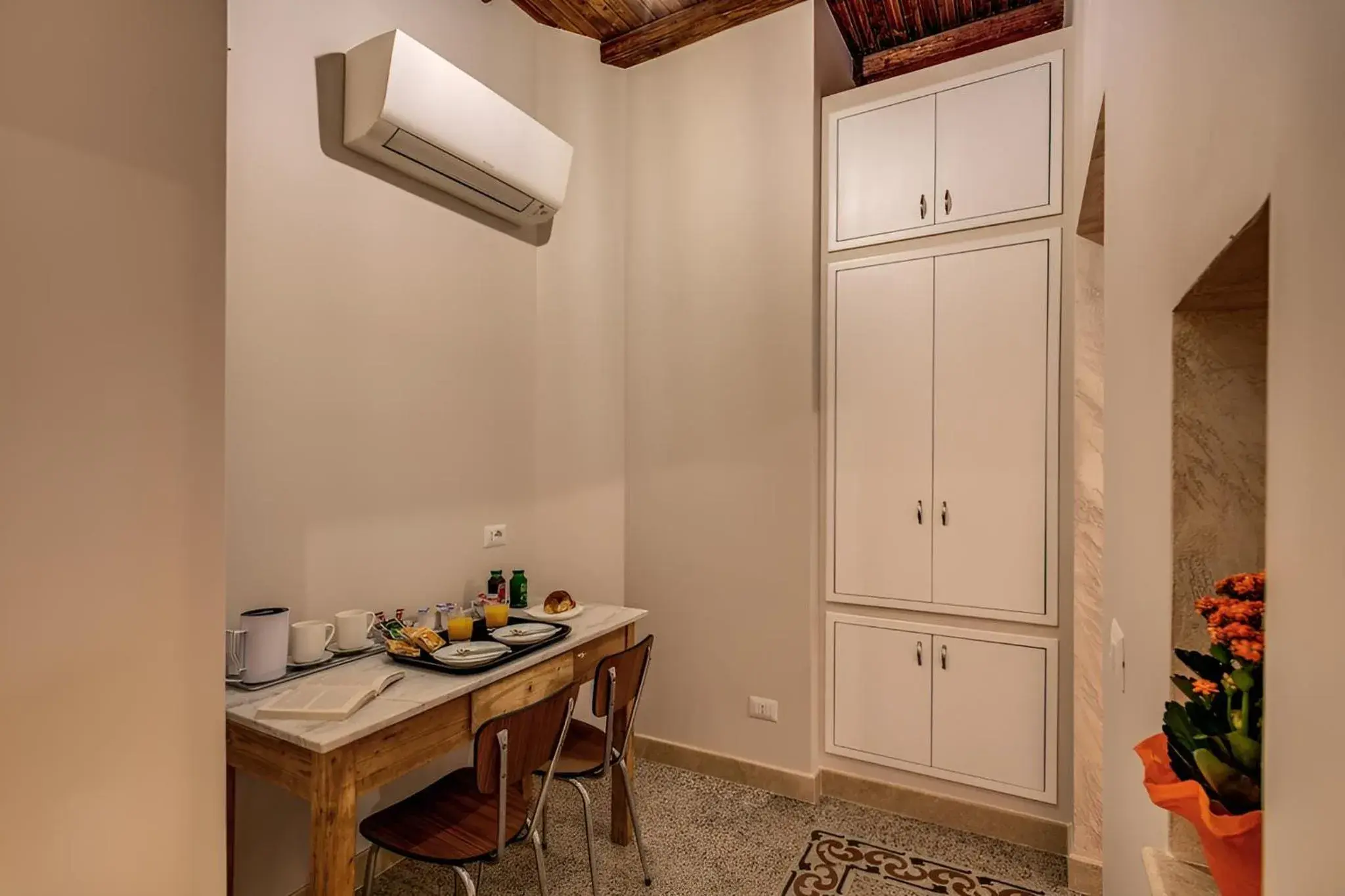 wardrobe in Colosseo Accomodation Room Guest House wardrobe in Colosseo Accomodation Room Guest House