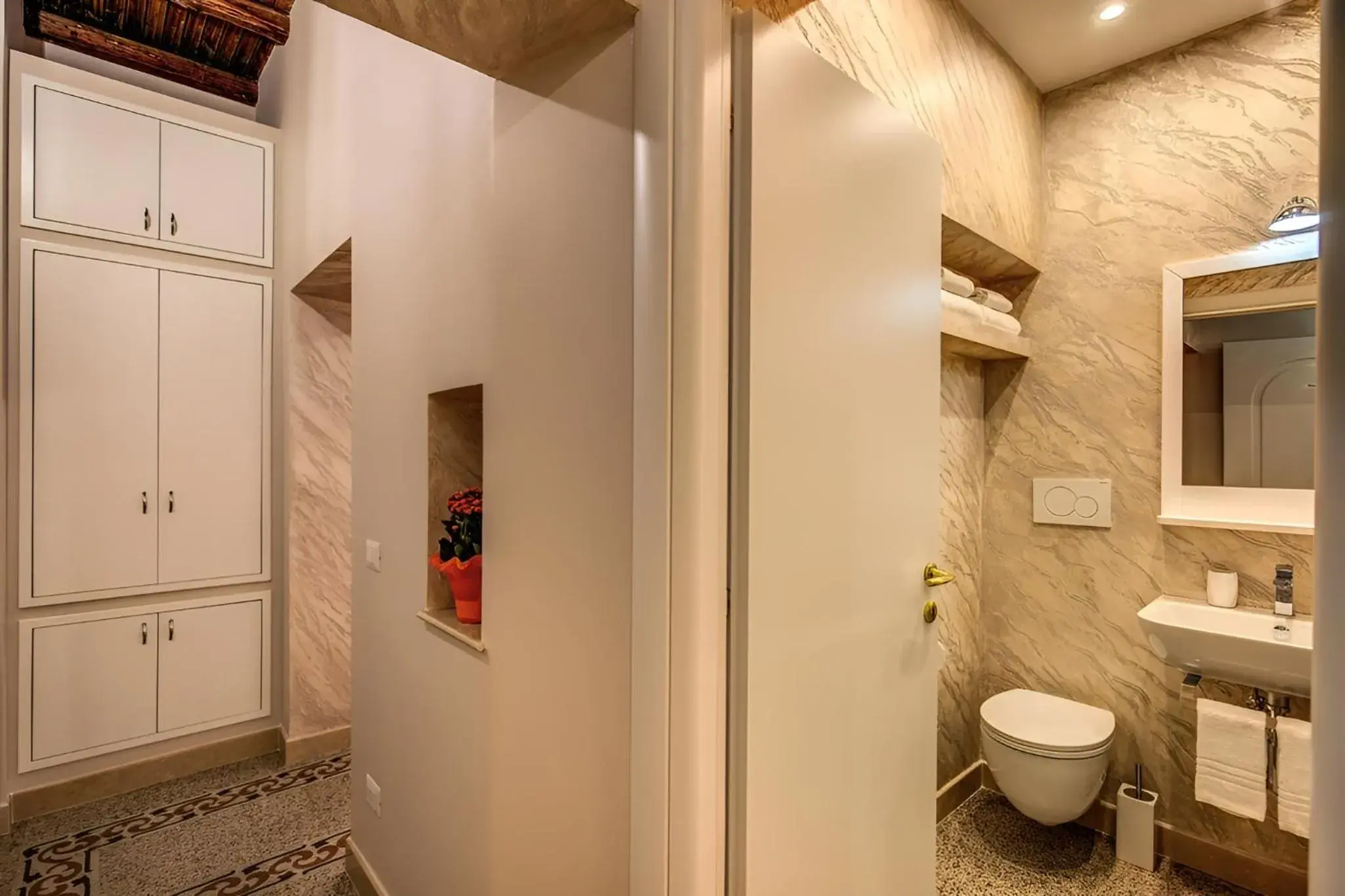 Shower in Colosseo Accomodation Room Guest House Shower in Colosseo Accomodation Room Guest House