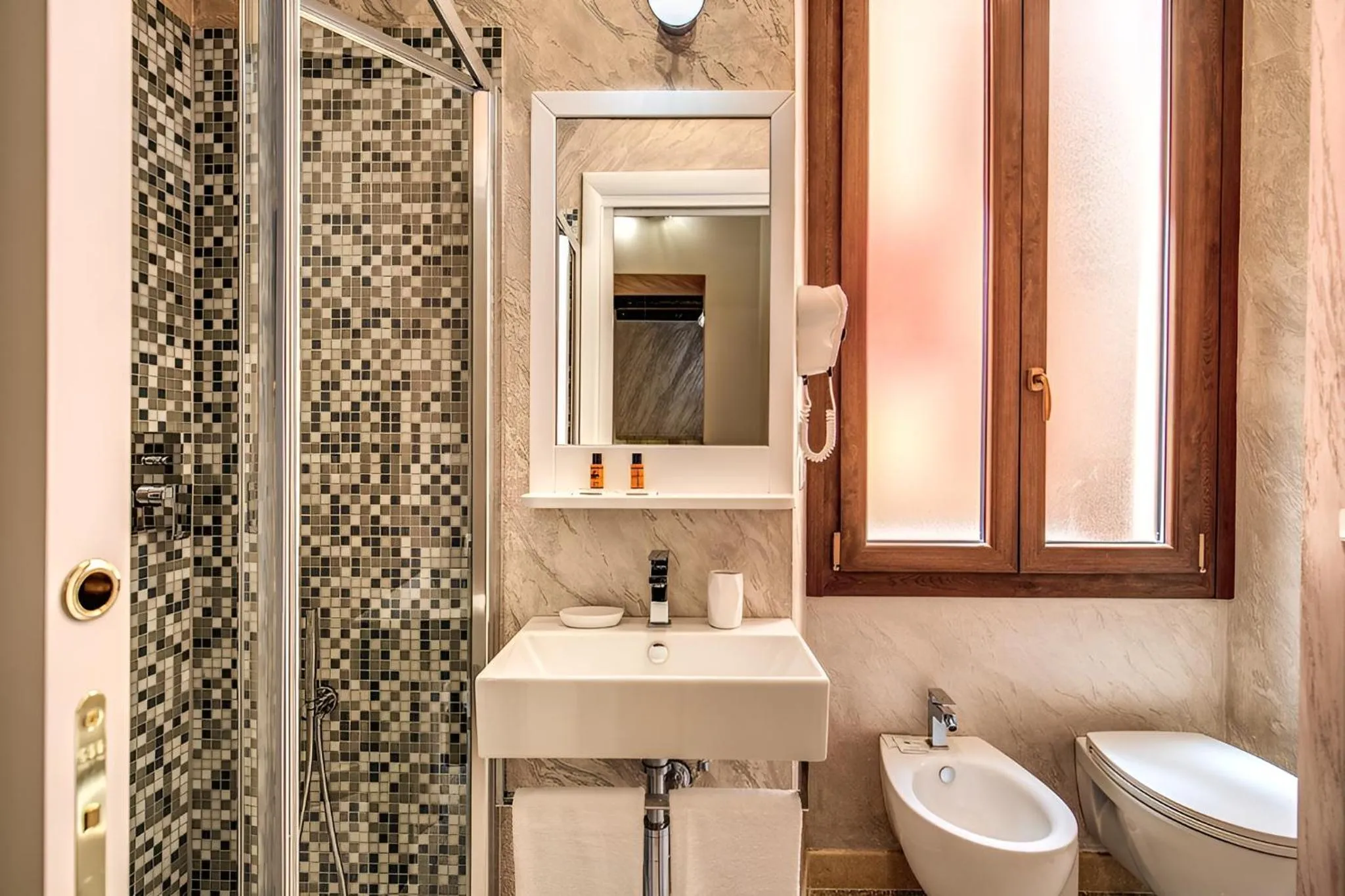 Shower in Colosseo Accomodation Room Guest House