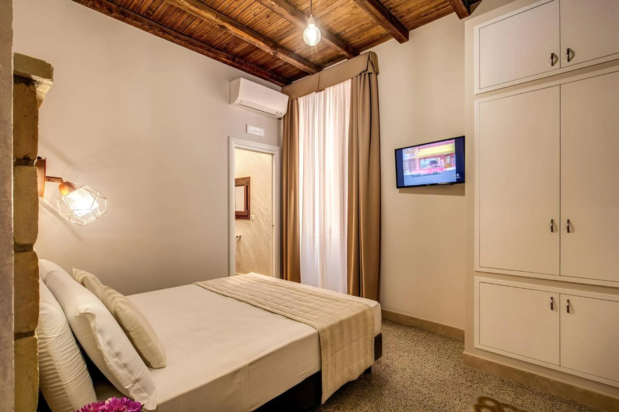 Bed in Colosseo Accomodation Room Guest House