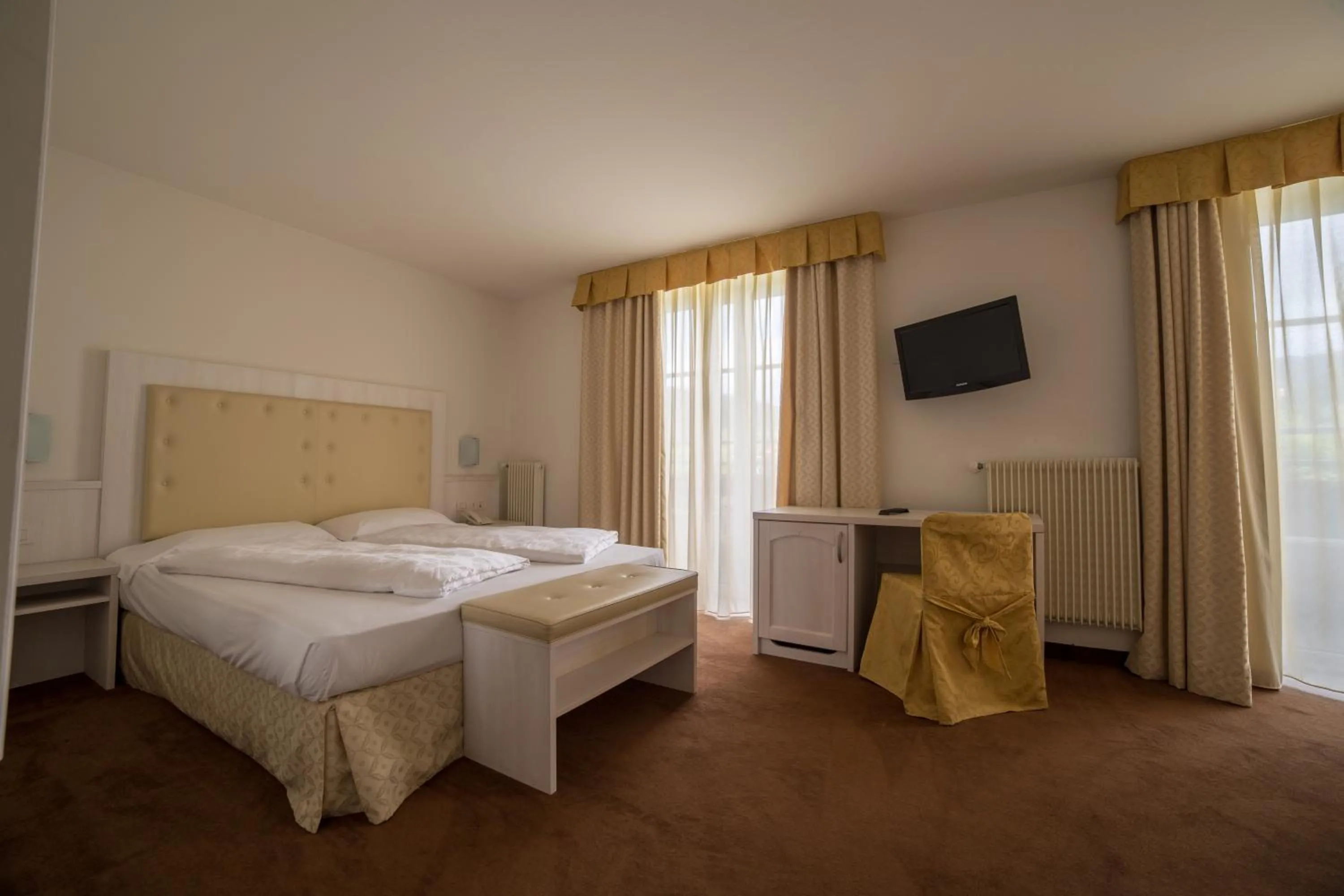 Bedroom, Bed in Alpen Hotel Eghel