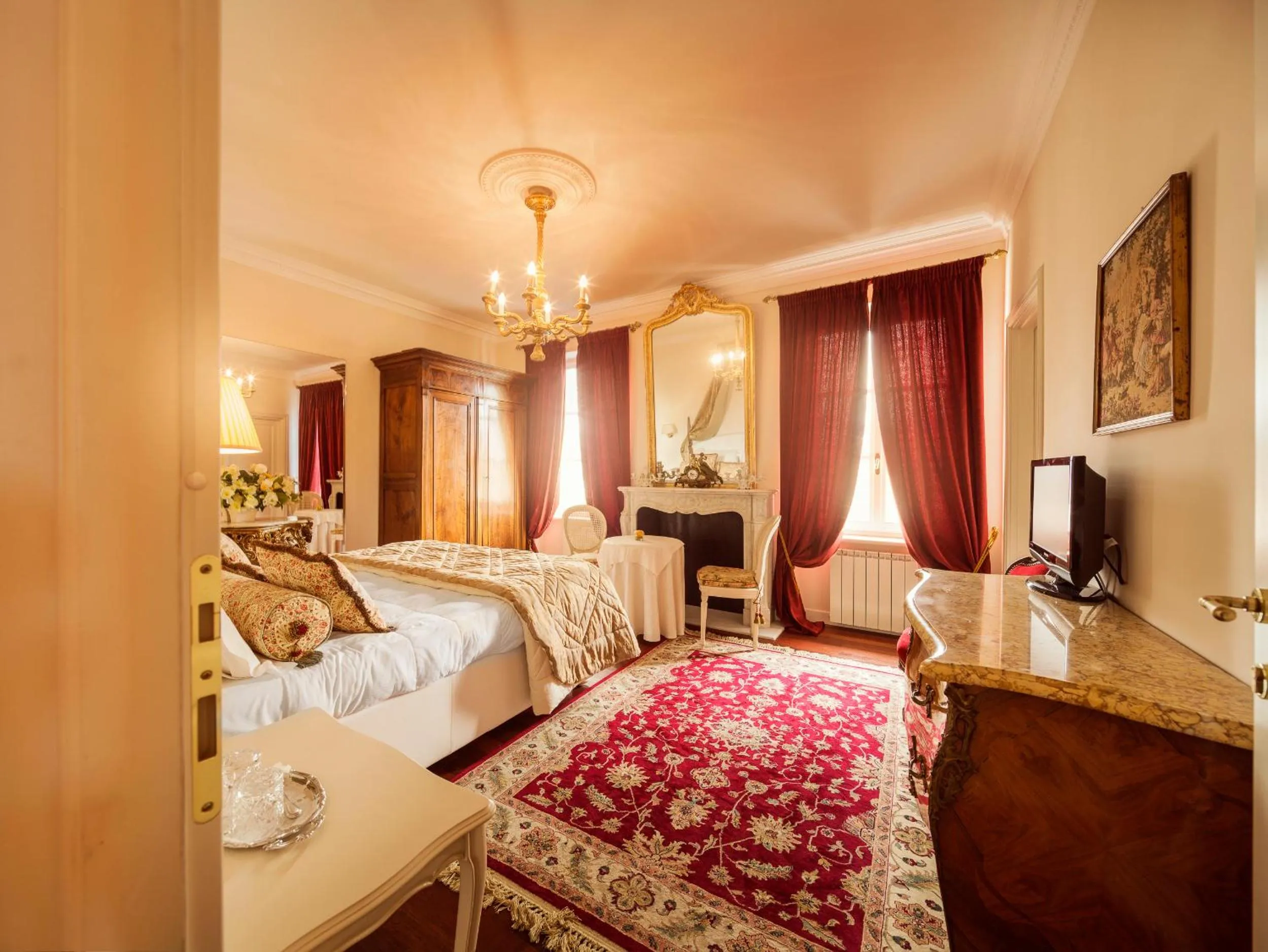 Photo of the whole room, Bed in Duchessa Margherita Chateaux & Hotels