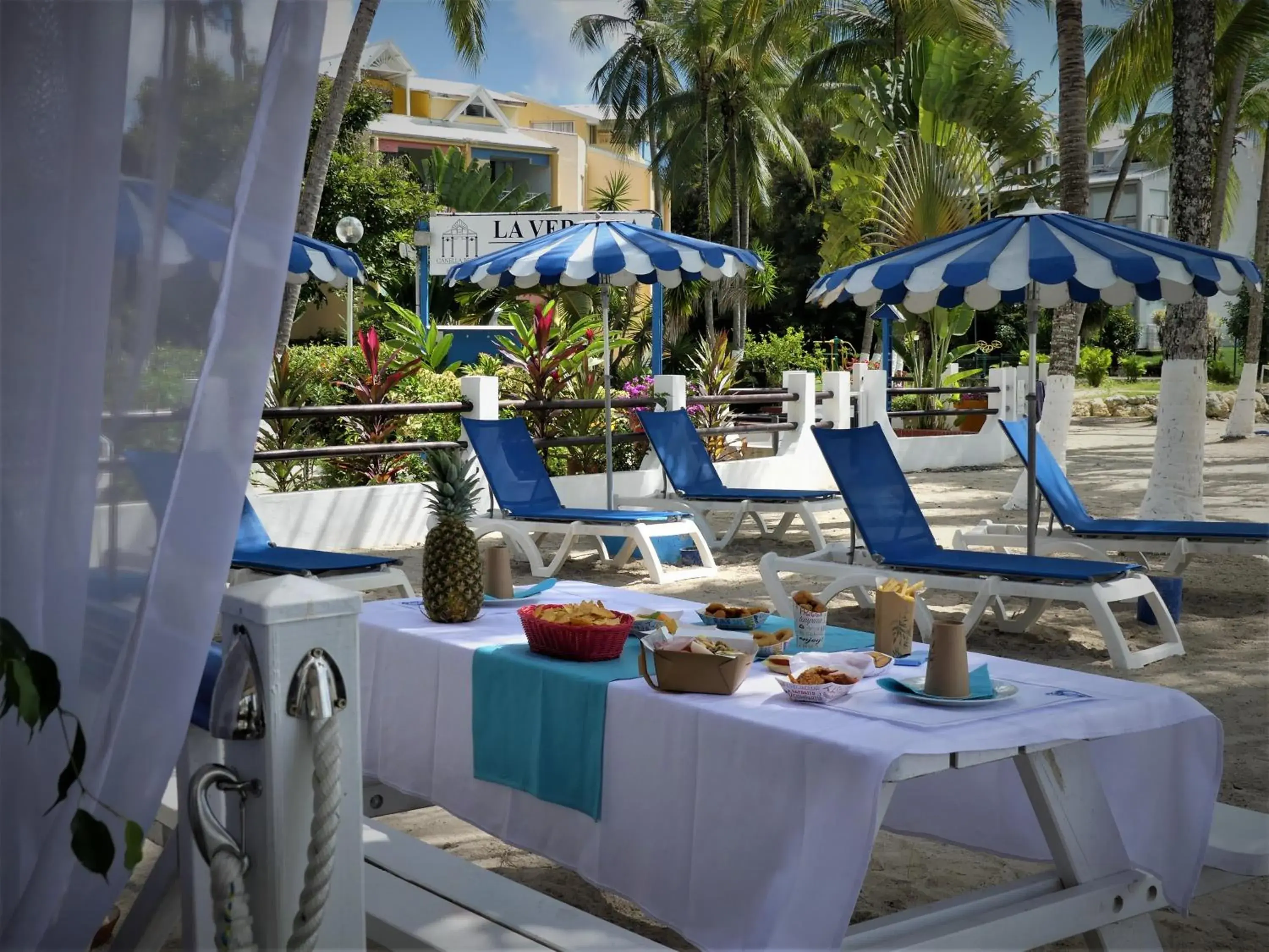 Food and drinks in Canella Beach Hotel Food and drinks in Canella Beach Hotel