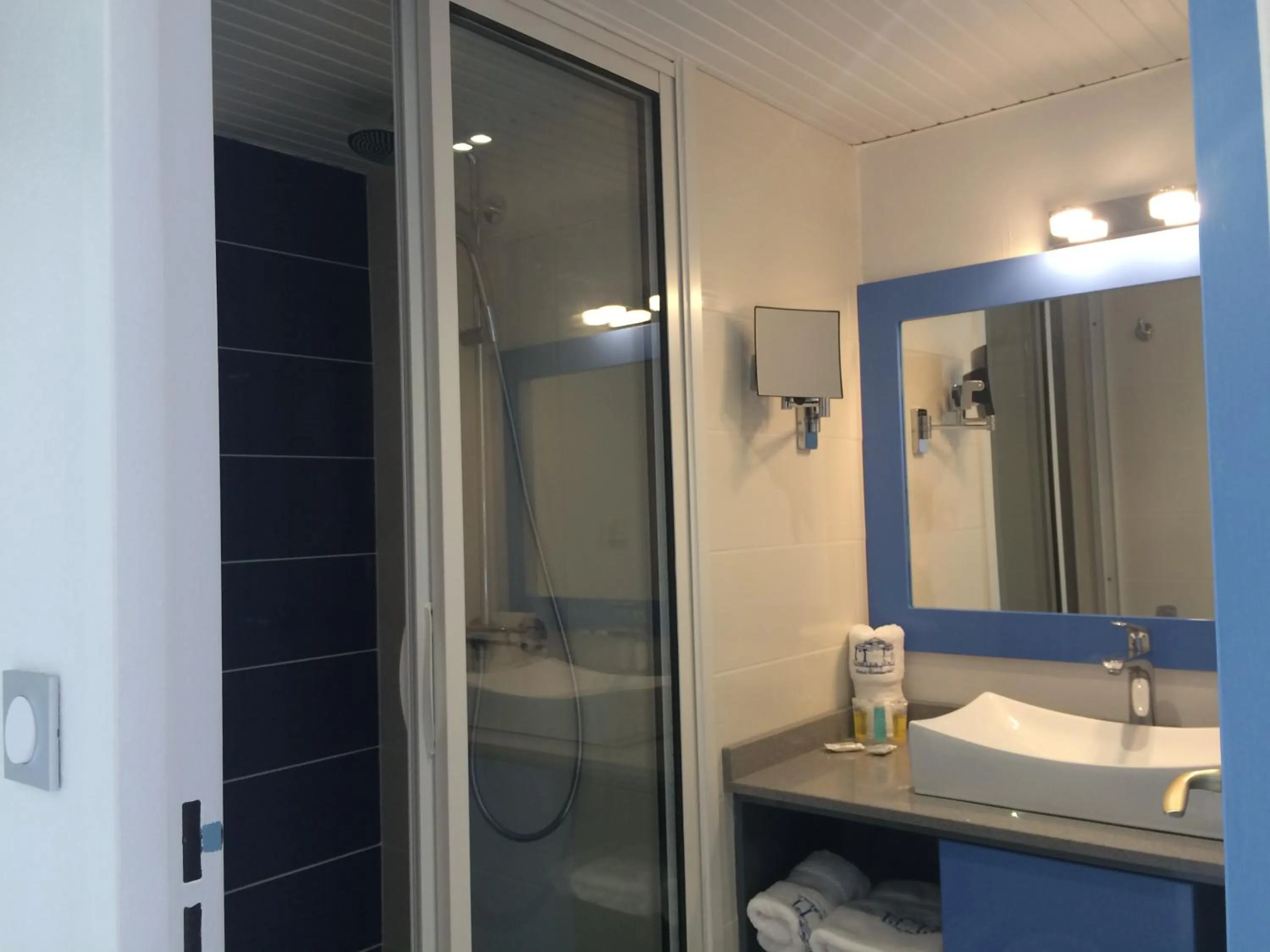 Shower in Canella Beach Hotel