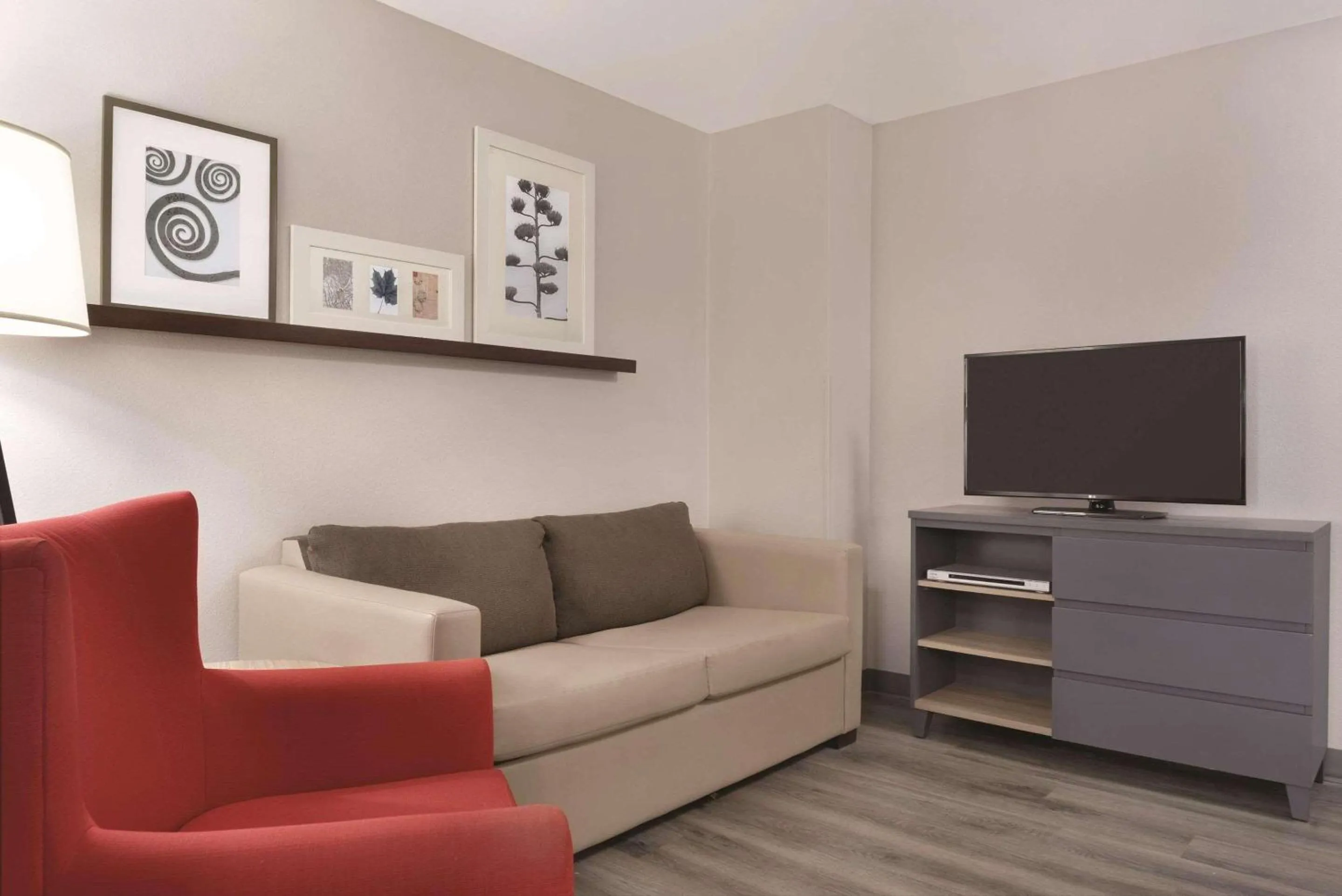 Bedroom in Country Inn & Suites by Radisson, Cedar Falls, IA