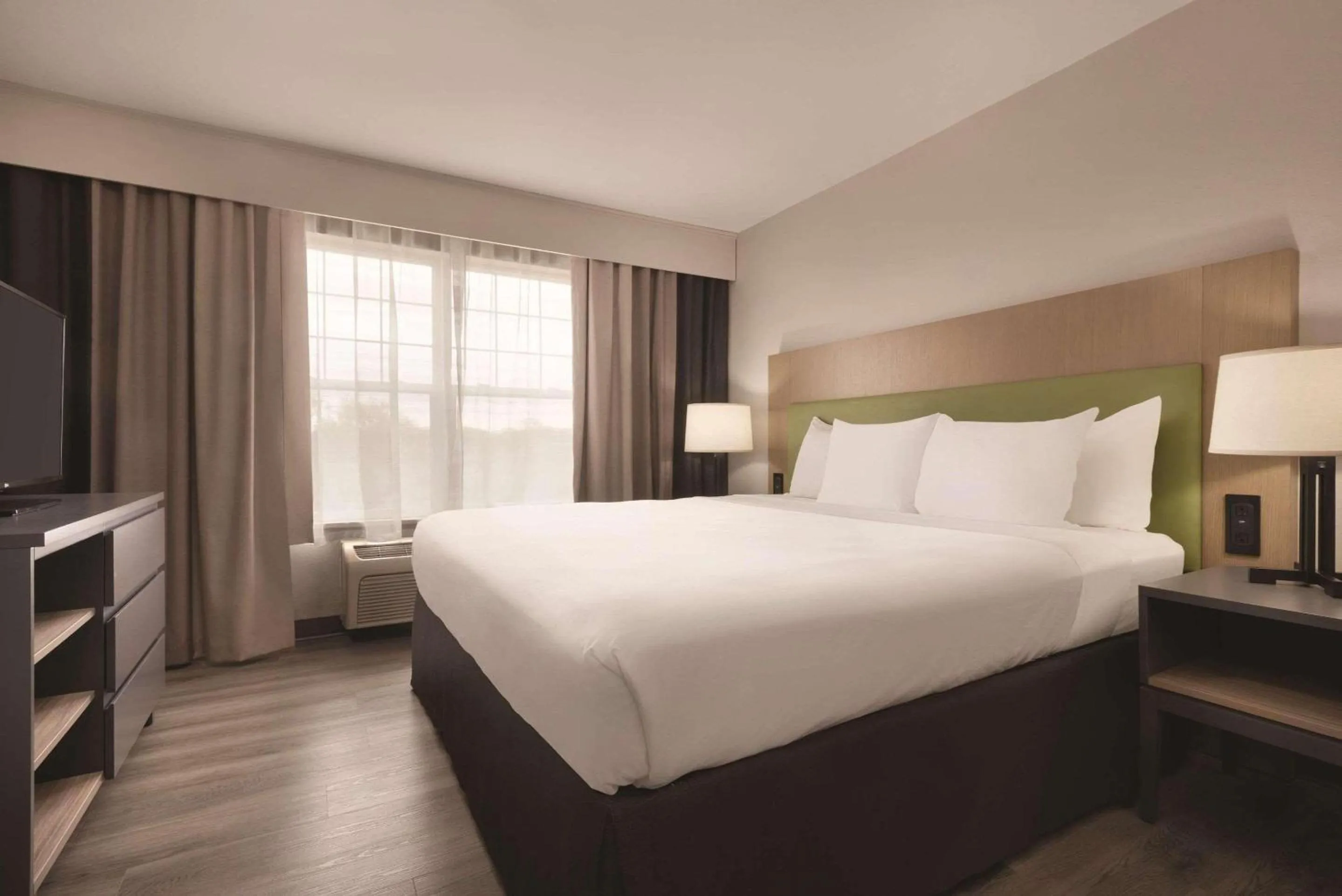 Bedroom, Bed in Country Inn & Suites by Radisson, Cedar Falls, IA