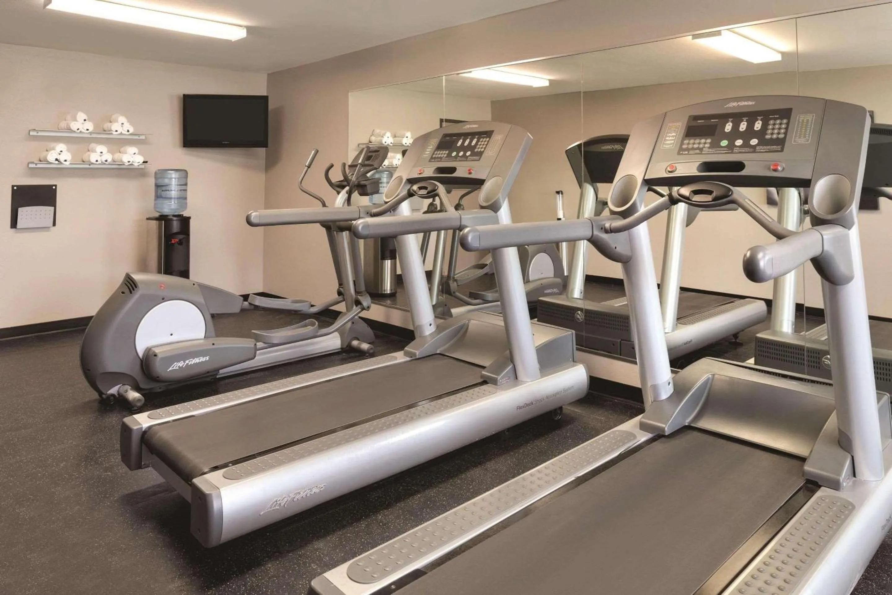 Fitness centre/facilities in Country Inn & Suites by Radisson, Cedar Falls, IA