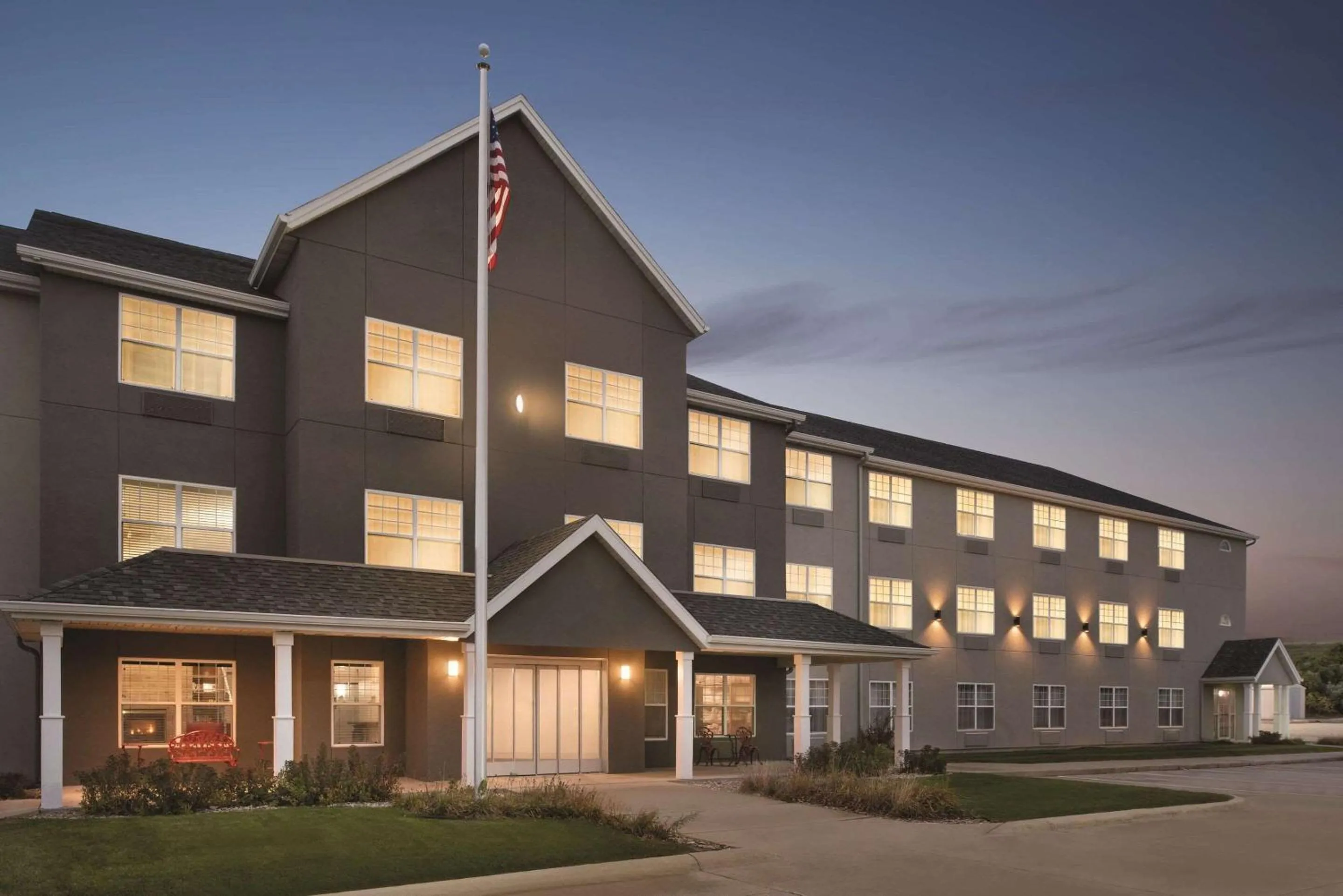 Property building in Country Inn & Suites by Radisson, Cedar Falls, IA