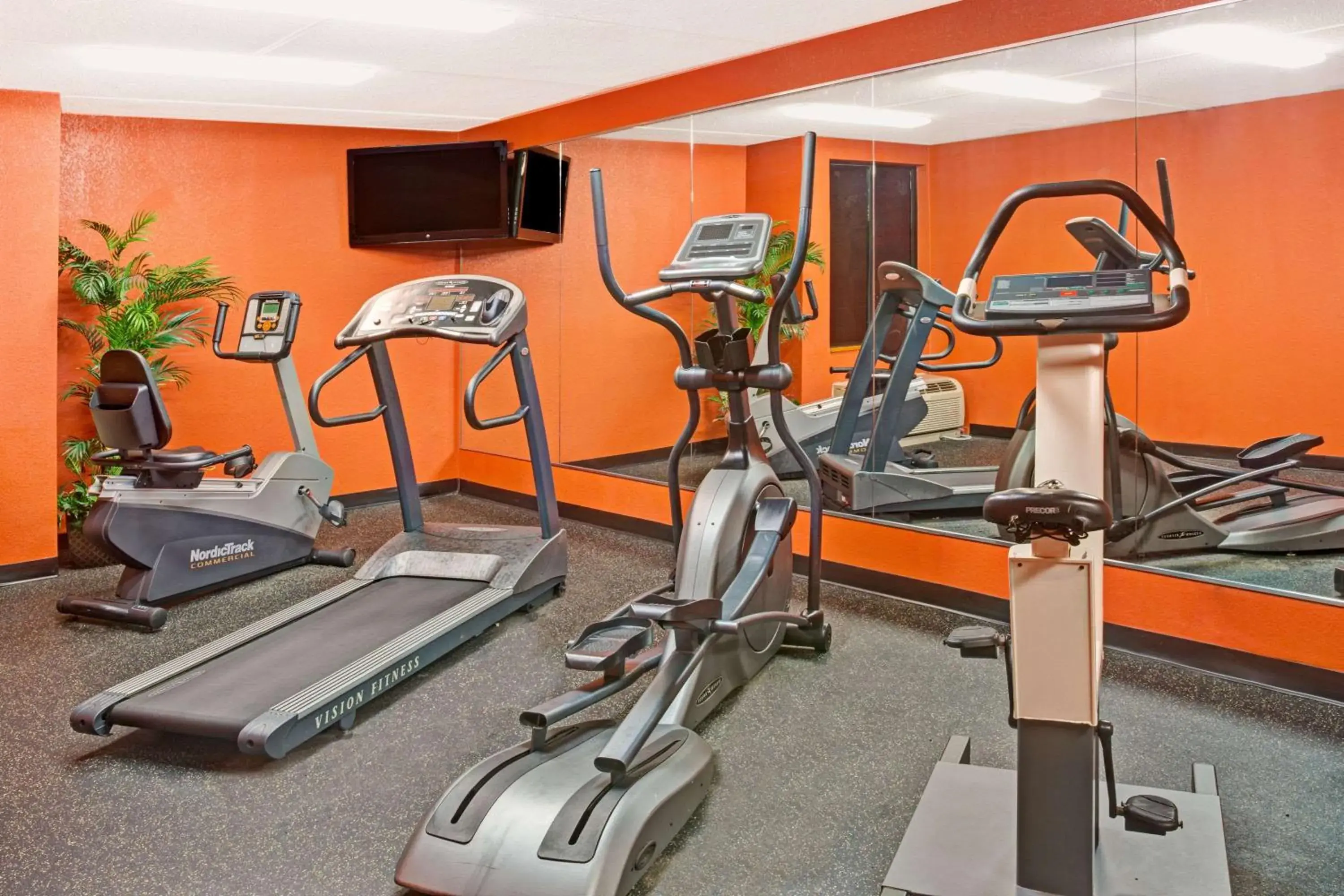 Fitness centre/facilities in Ramada by Wyndham Statesville Fitness centre/facilities in Ramada by Wyndham Statesville