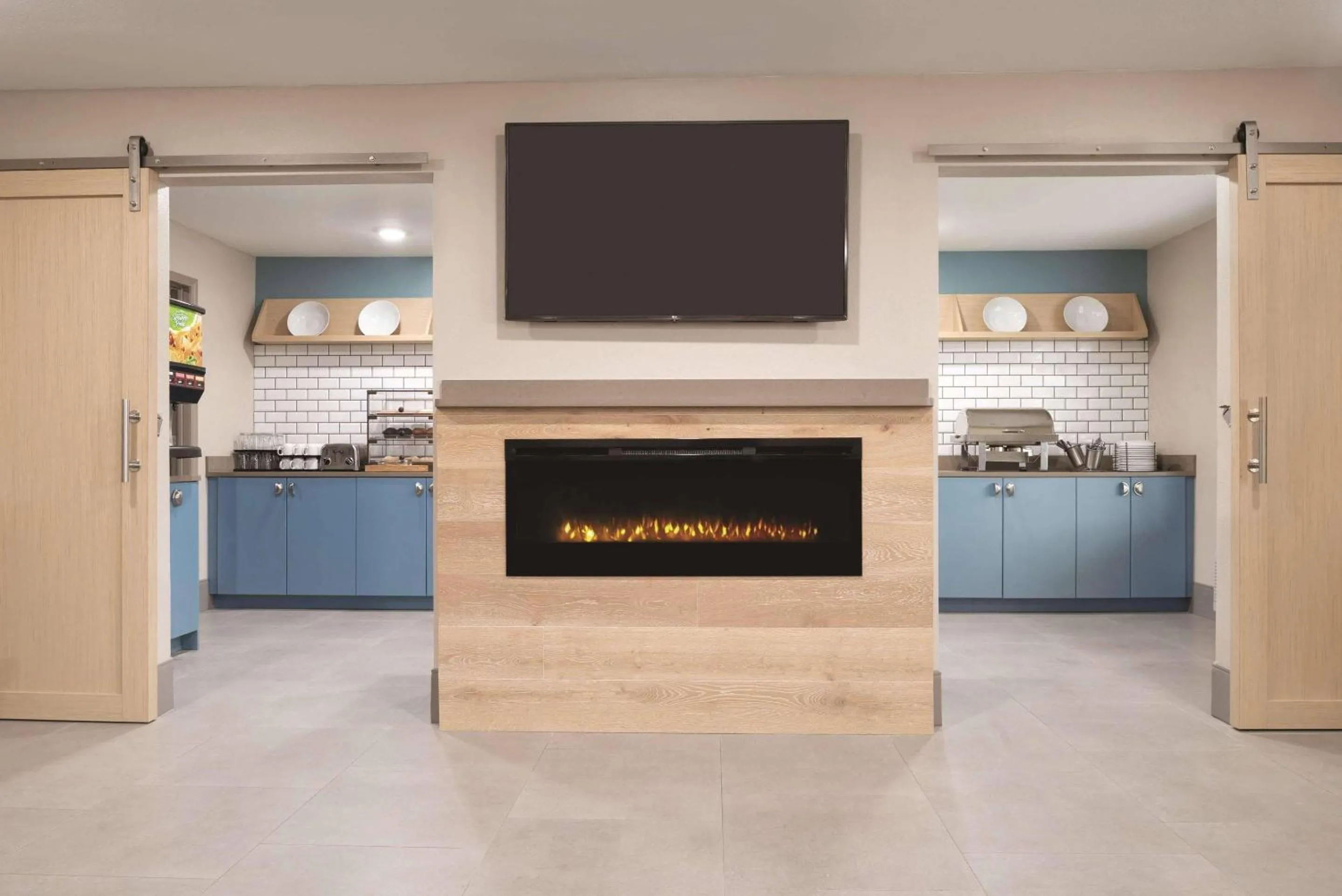 Breakfast in Country Inn & Suites by Radisson, Waterloo, IA