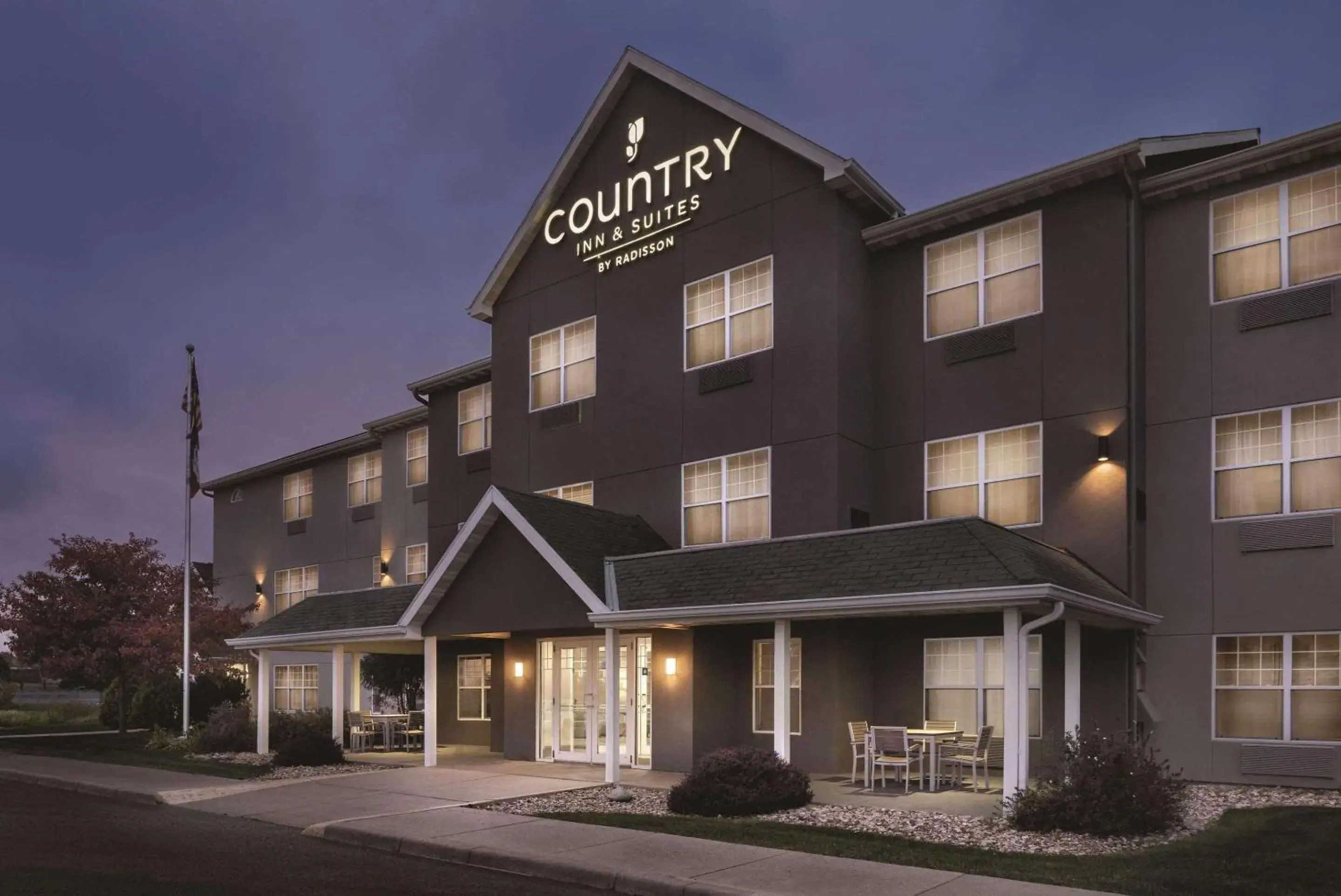 Property building in Country Inn & Suites by Radisson, Waterloo, IA Property building in Country Inn & Suites by Radisson, Waterloo, IA