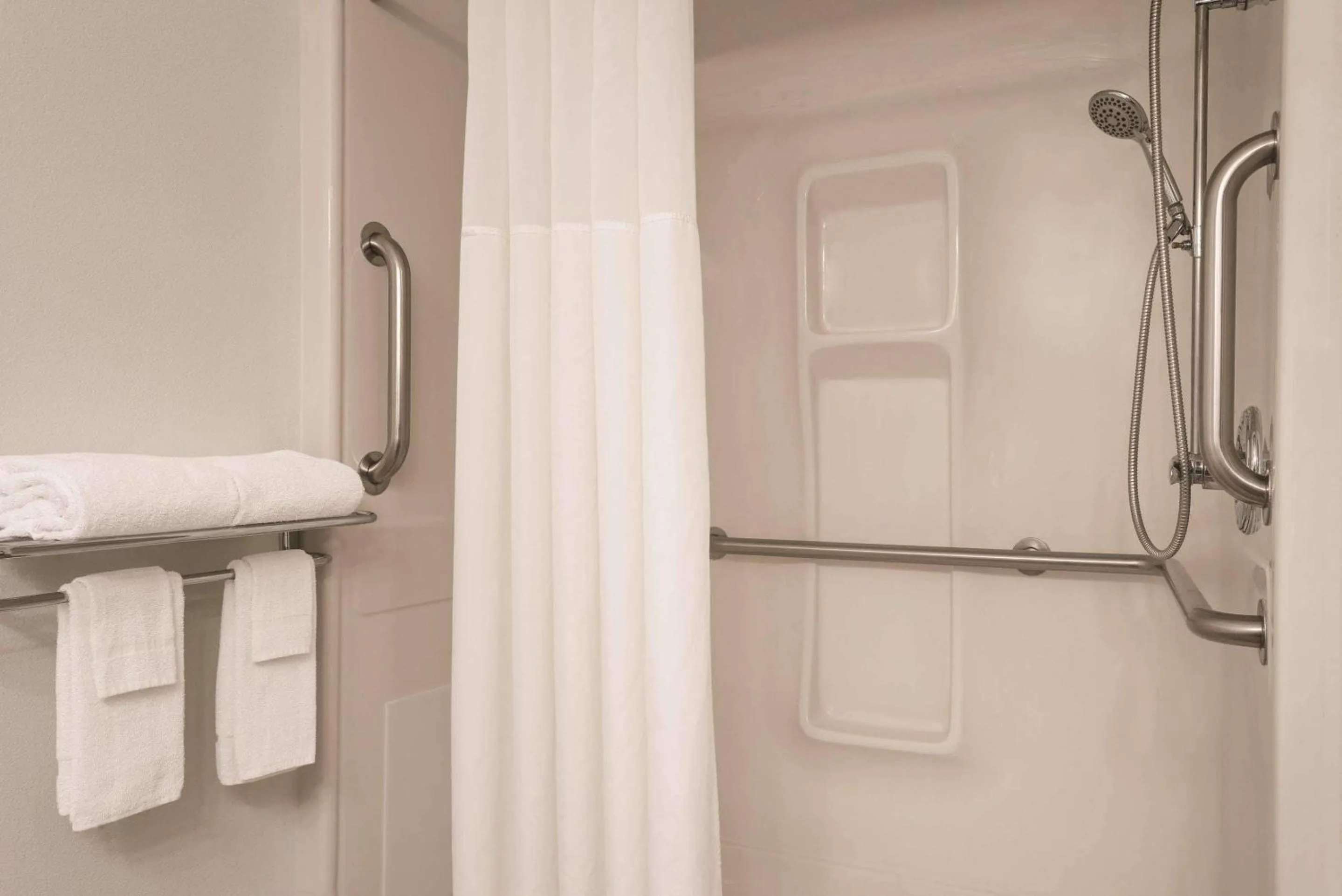 Bedroom in Country Inn & Suites by Radisson, Waterloo, IA