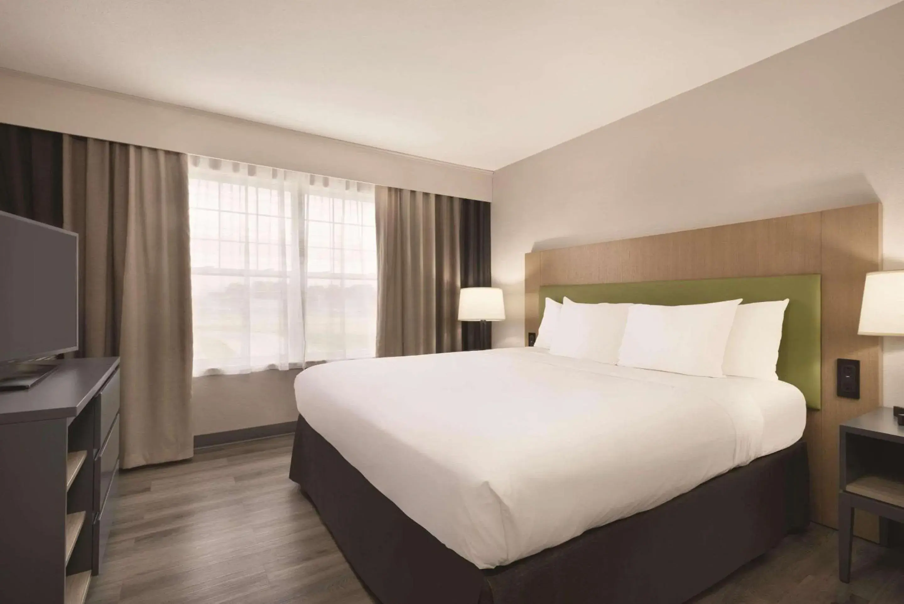 Bedroom, Bed in Country Inn & Suites by Radisson, Waterloo, IA Bedroom, Bed in Country Inn & Suites by Radisson, Waterloo, IA