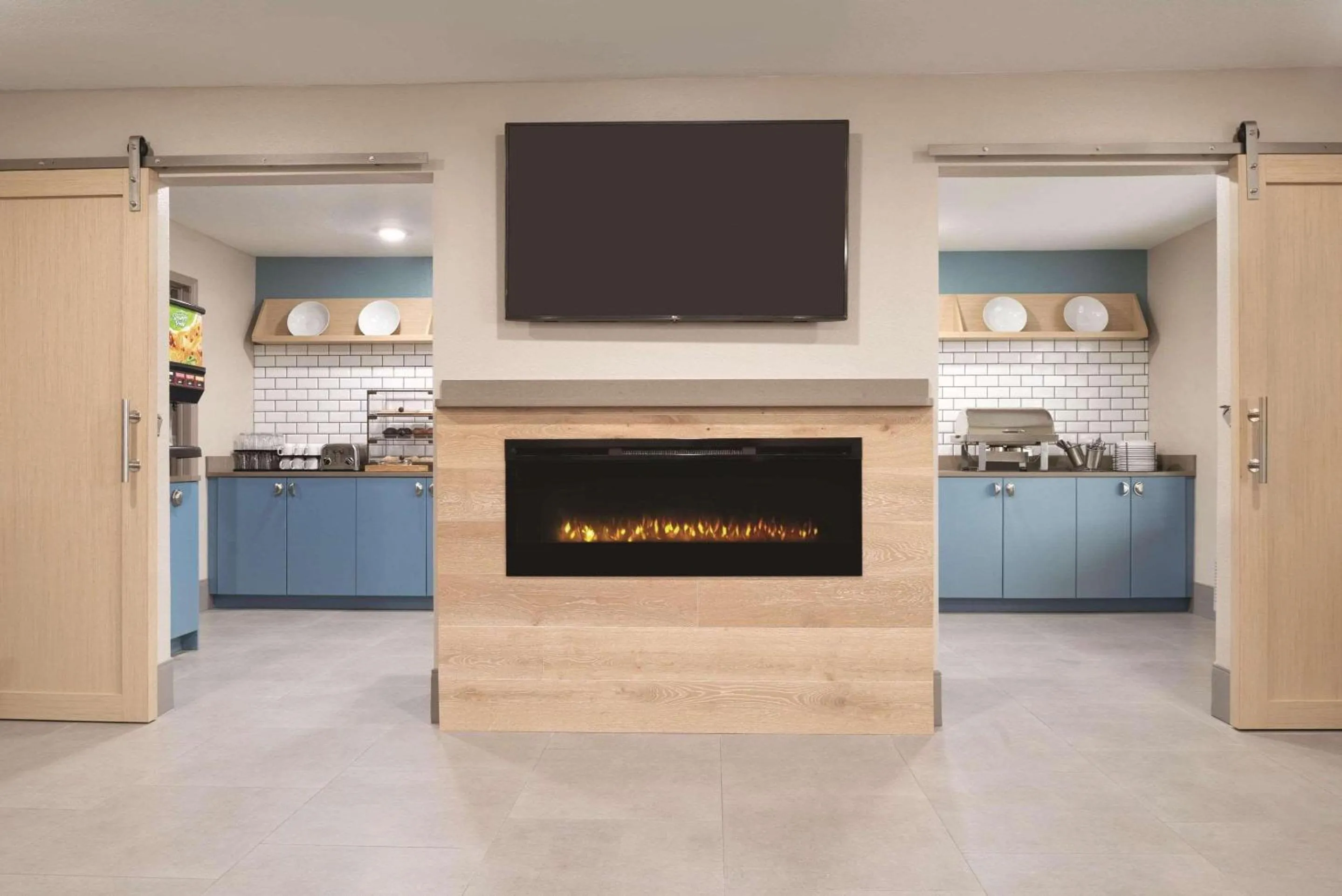 Breakfast in Country Inn & Suites by Radisson, Waterloo, IA