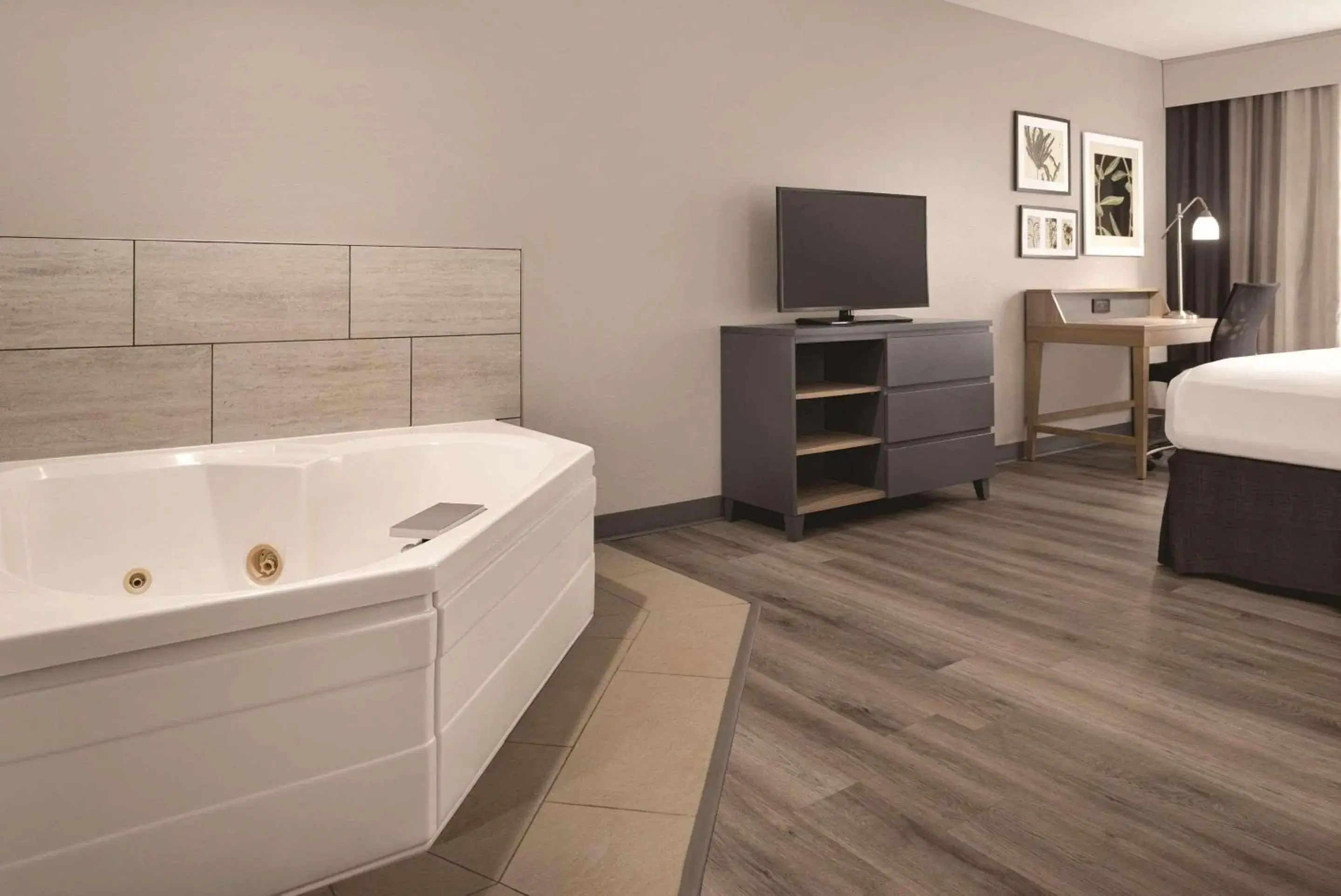 Bedroom, Bed in Country Inn & Suites by Radisson, Waterloo, IA Bedroom, Bed in Country Inn & Suites by Radisson, Waterloo, IA