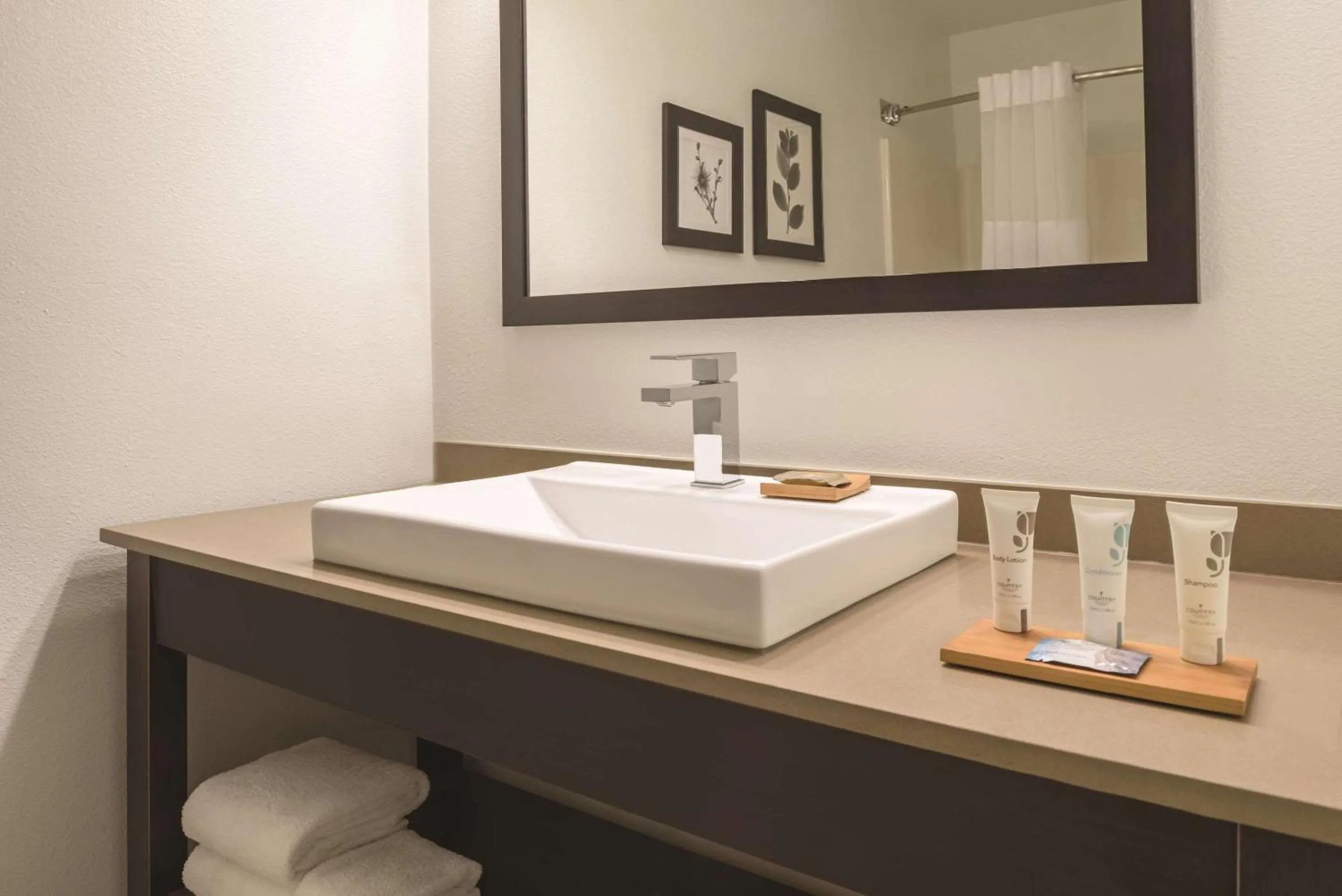 Bedroom in Country Inn & Suites by Radisson, Waterloo, IA