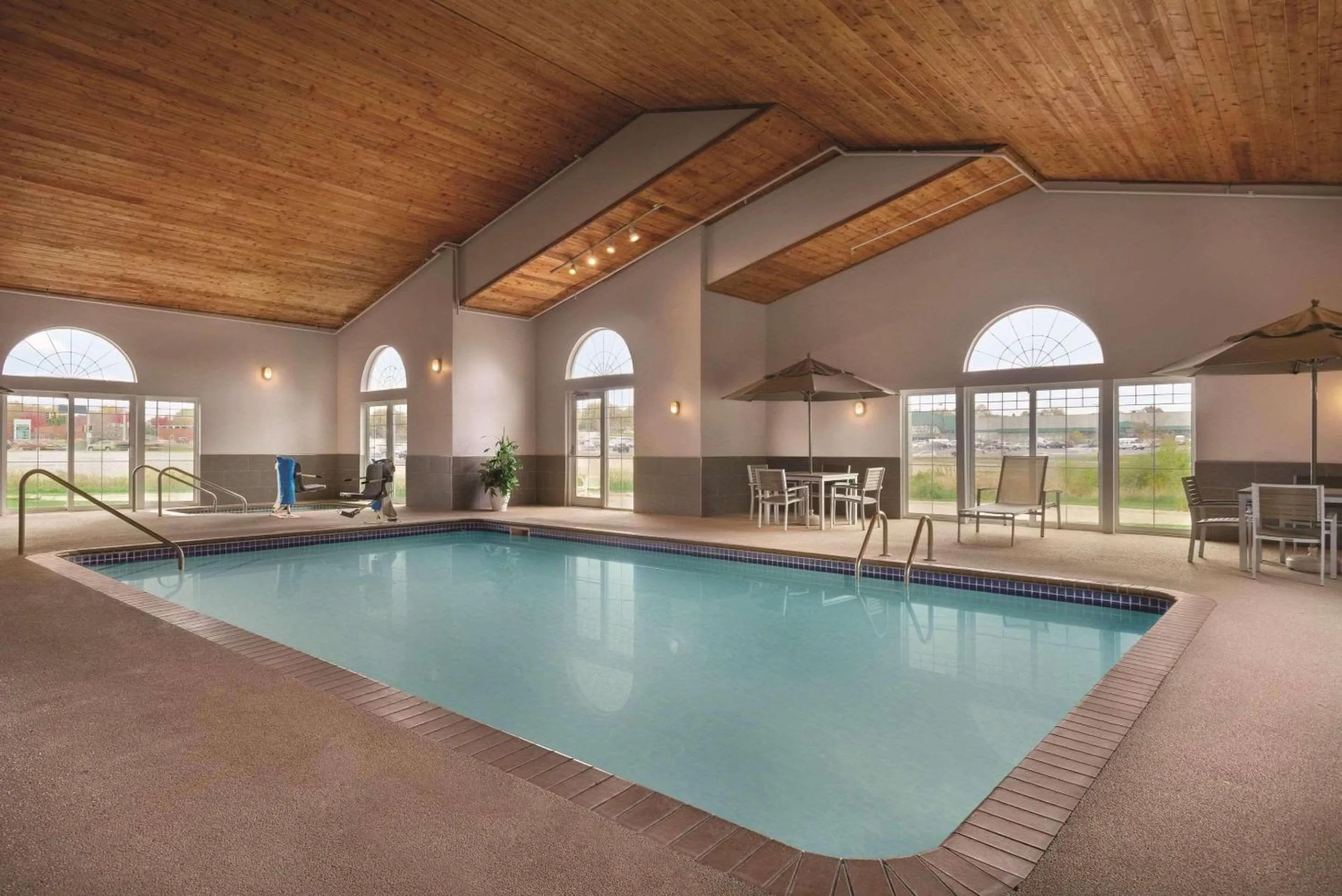 Swimming pool in Country Inn & Suites by Radisson, Waterloo, IA
