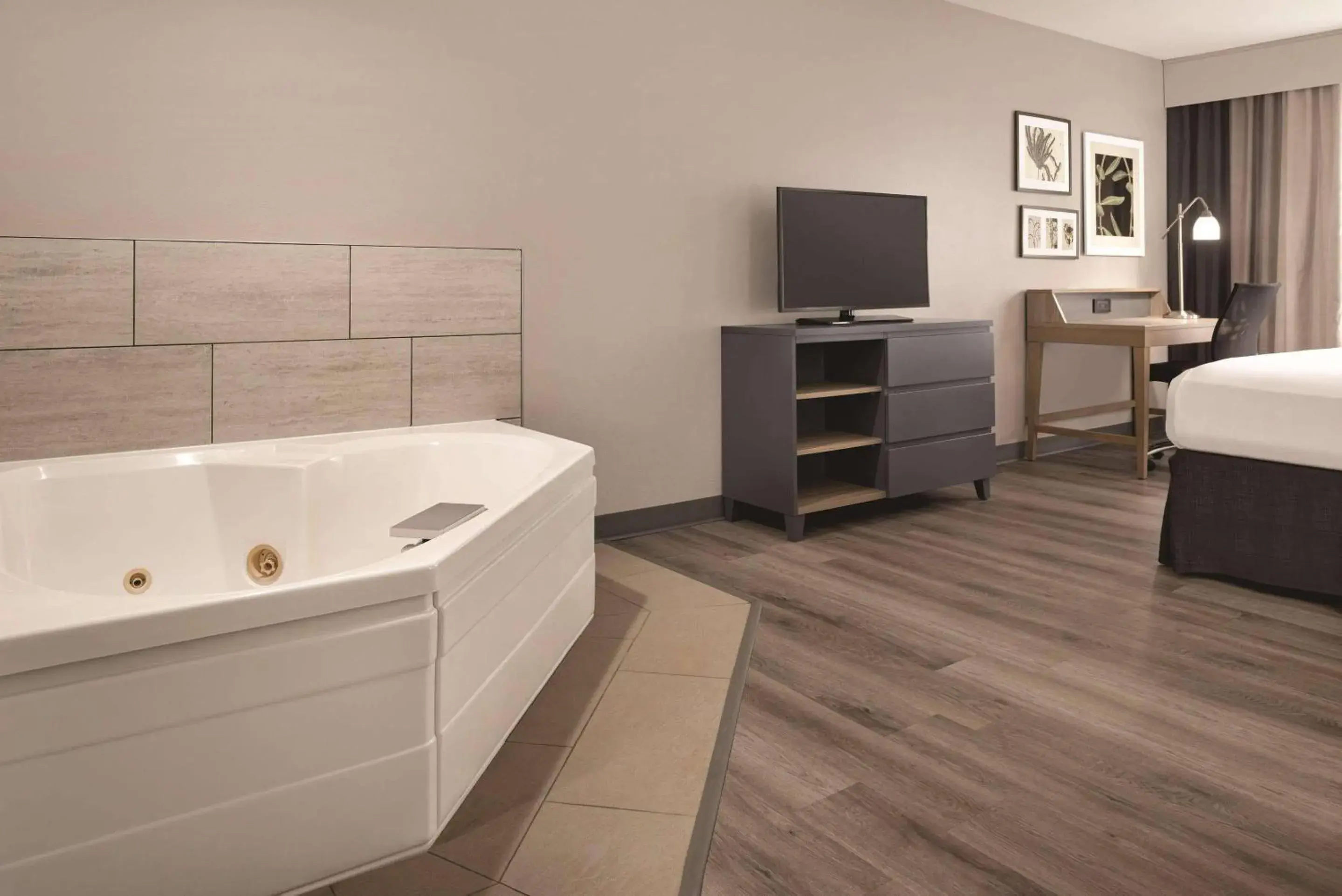 Bedroom, Bed in Country Inn & Suites by Radisson, Waterloo, IA Bedroom, Bed in Country Inn & Suites by Radisson, Waterloo, IA