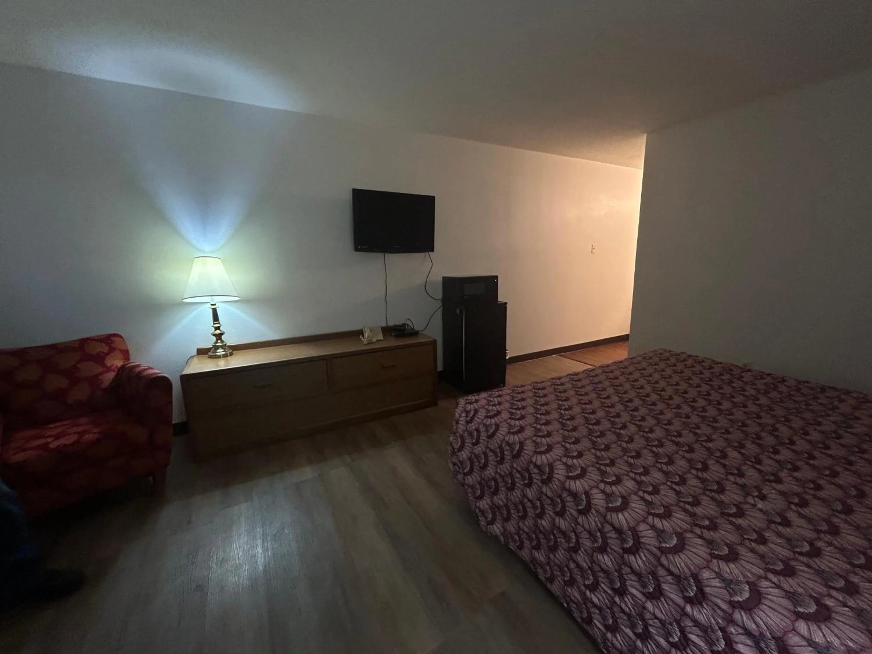 Bedroom, Bed in Candlelight Inn by Capital O Scottsbluff