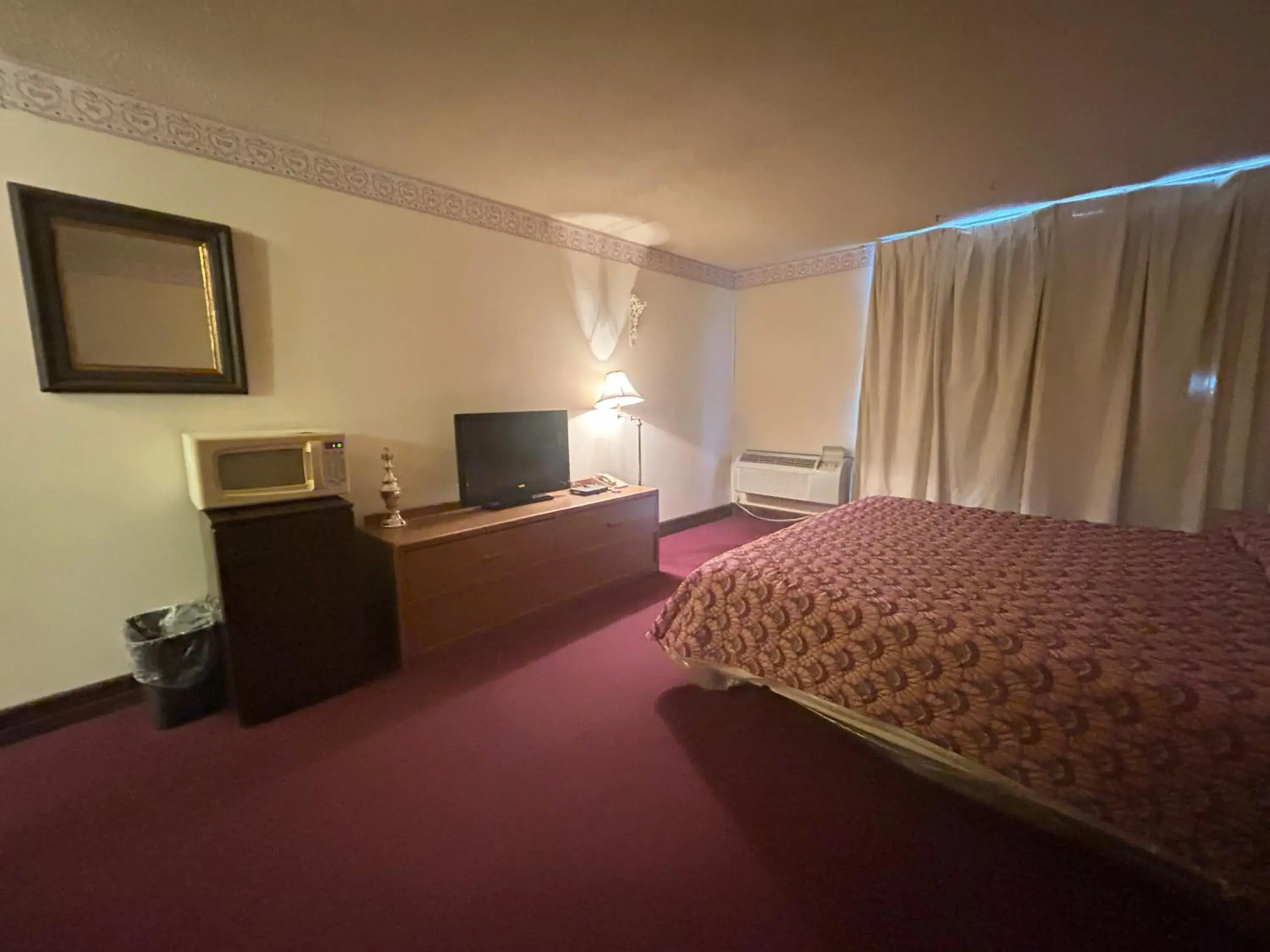 1 KING BED NON-SMOKING, MICFRIDGE in Candlelight Inn by Capital O Scottsbluff 1 KING BED NON-SMOKING, MICFRIDGE in Candlelight Inn by Capital O Scottsbluff