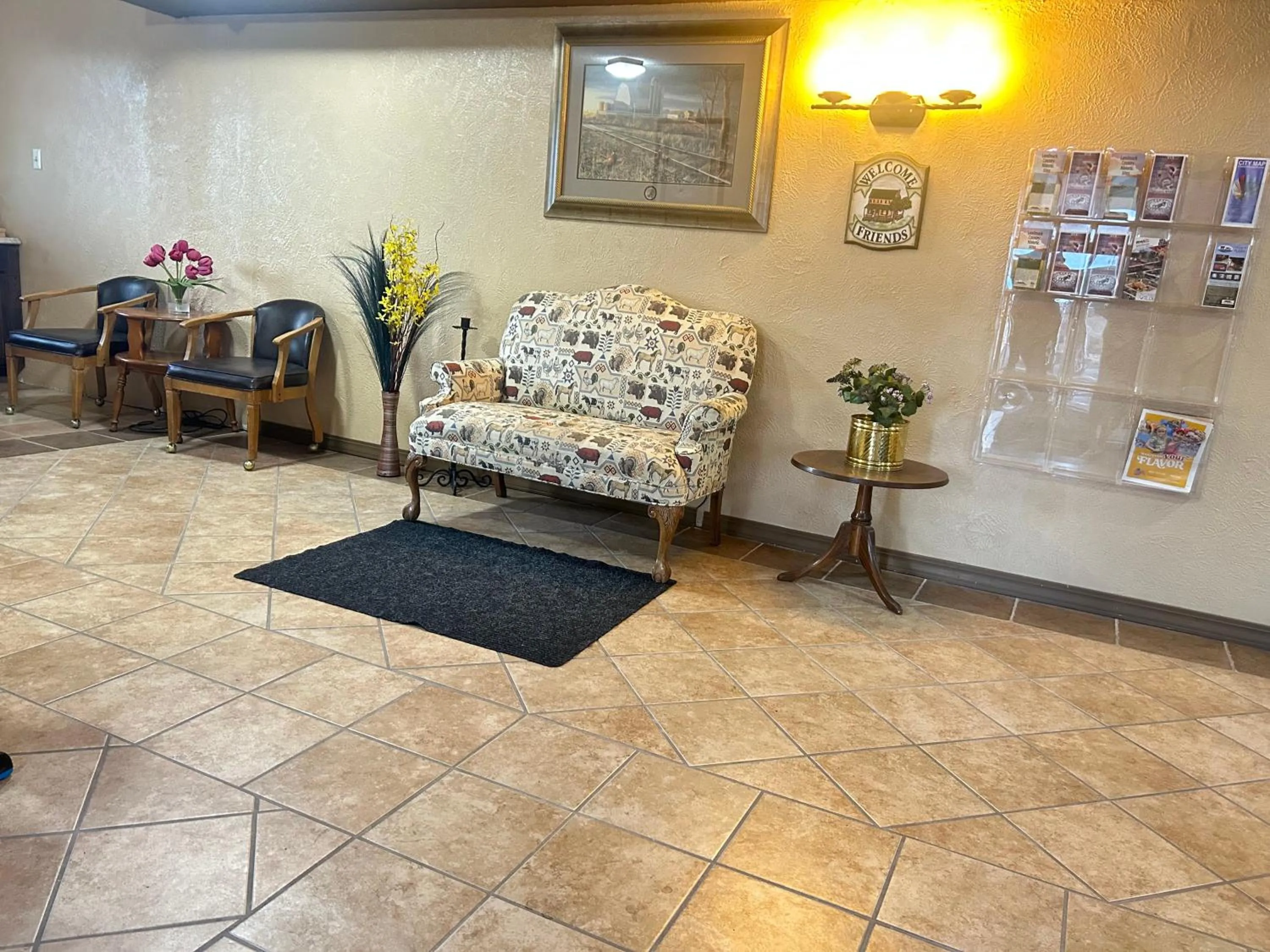 Seating area in Candlelight Inn by Capital O Scottsbluff