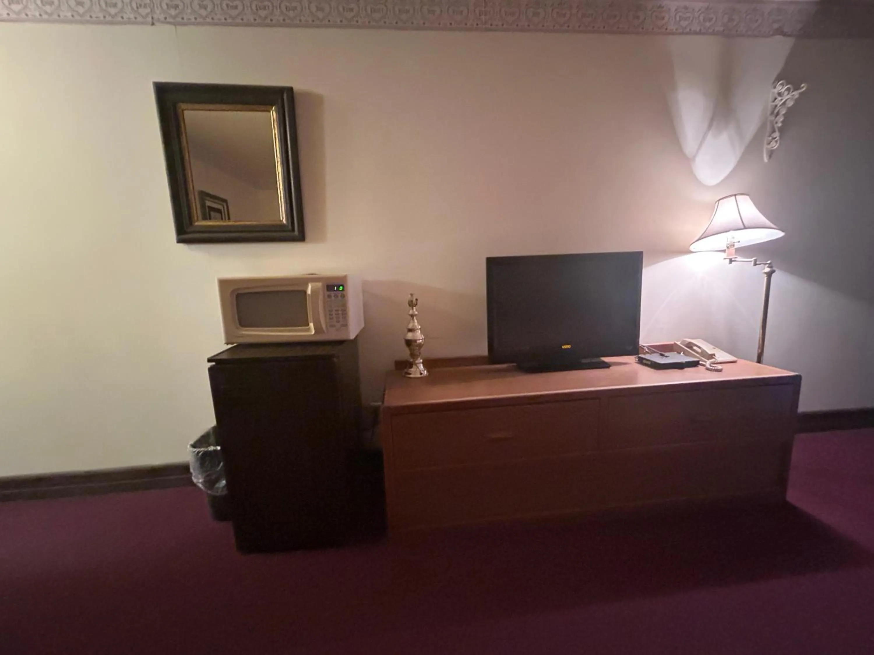 TV and multimedia in Candlelight Inn by Capital O Scottsbluff