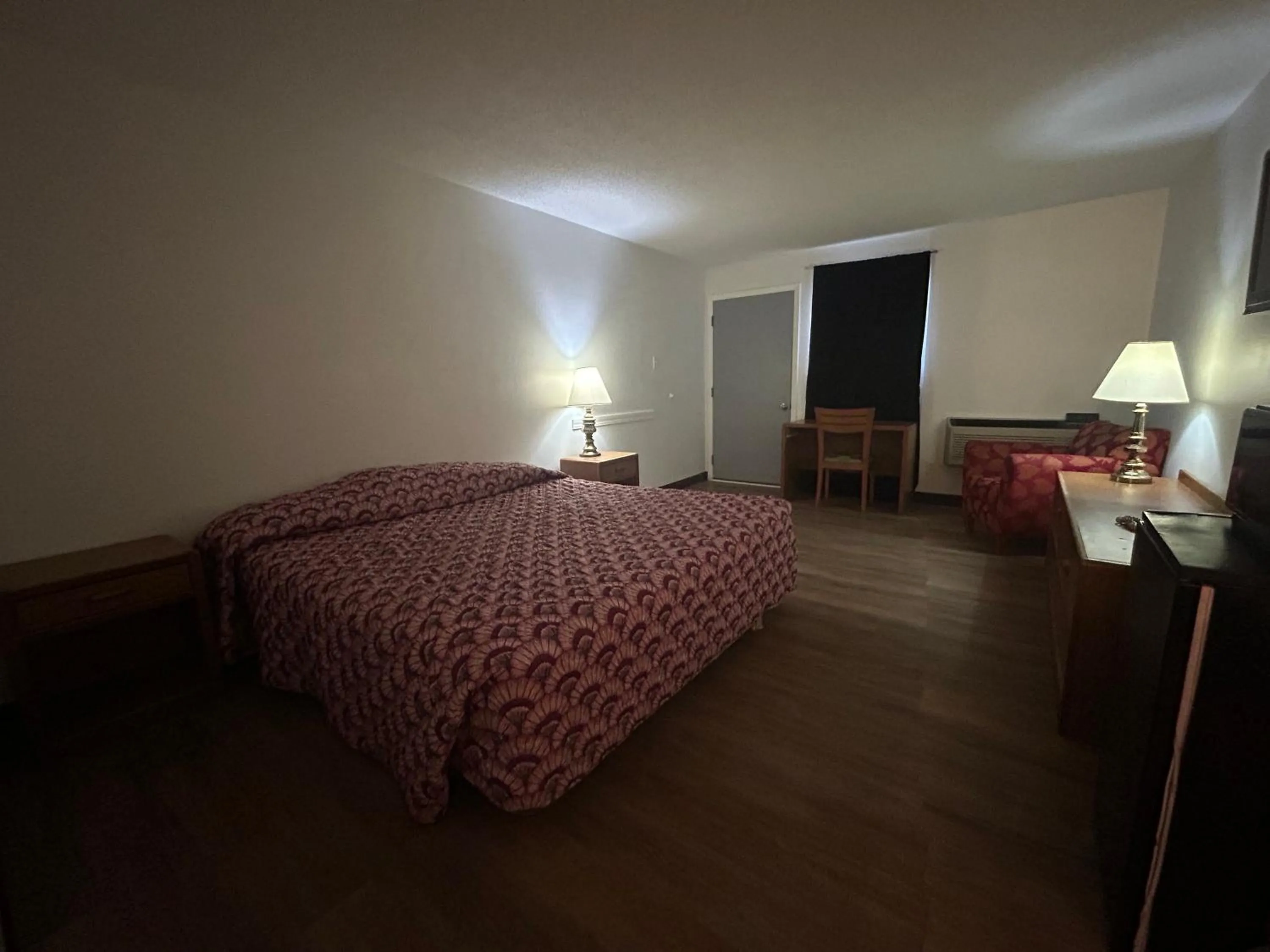 Bedroom, Bed in Candlelight Inn by Capital O Scottsbluff