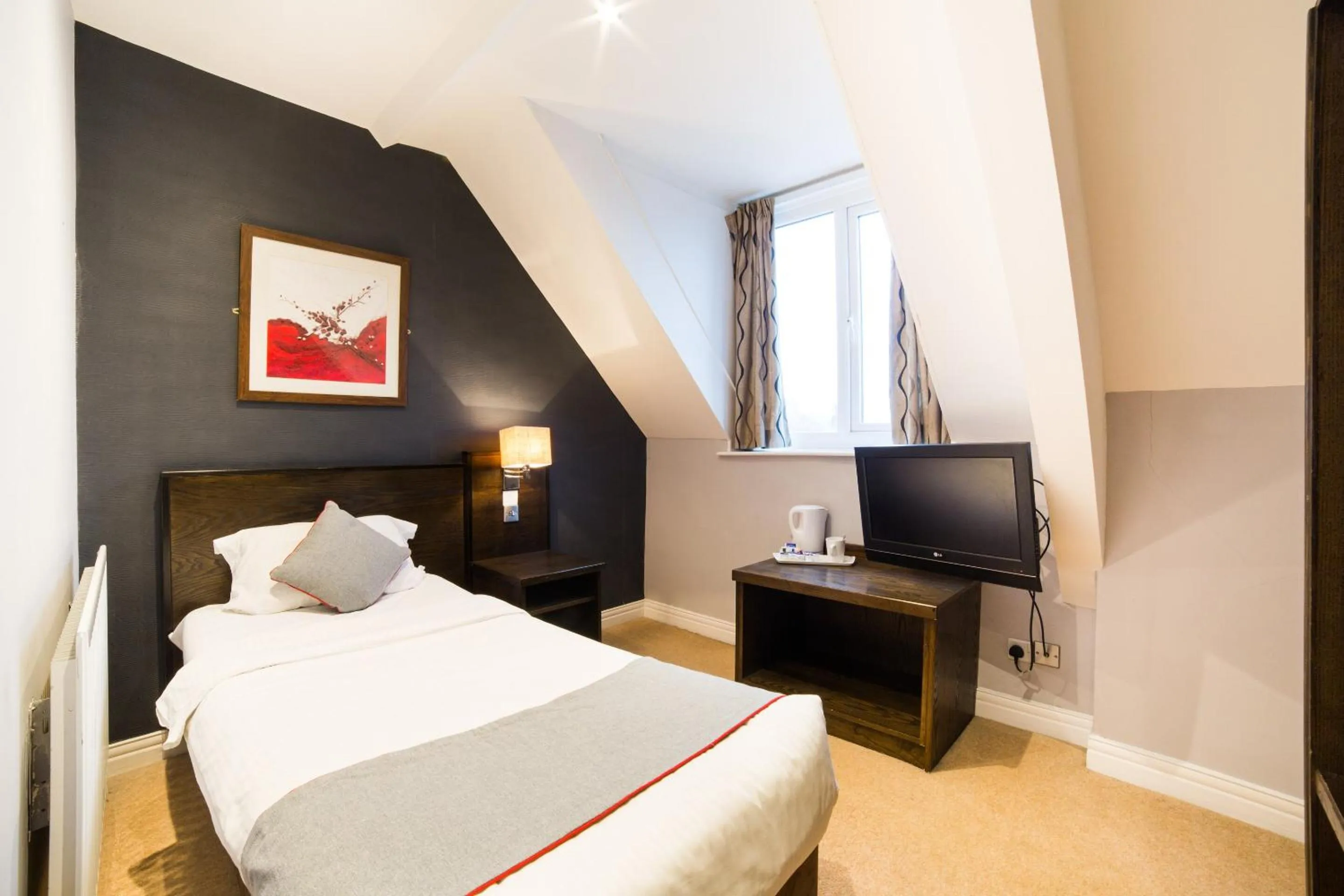 Bedroom, TV/Entertainment Center in OYO Hotel Majestic