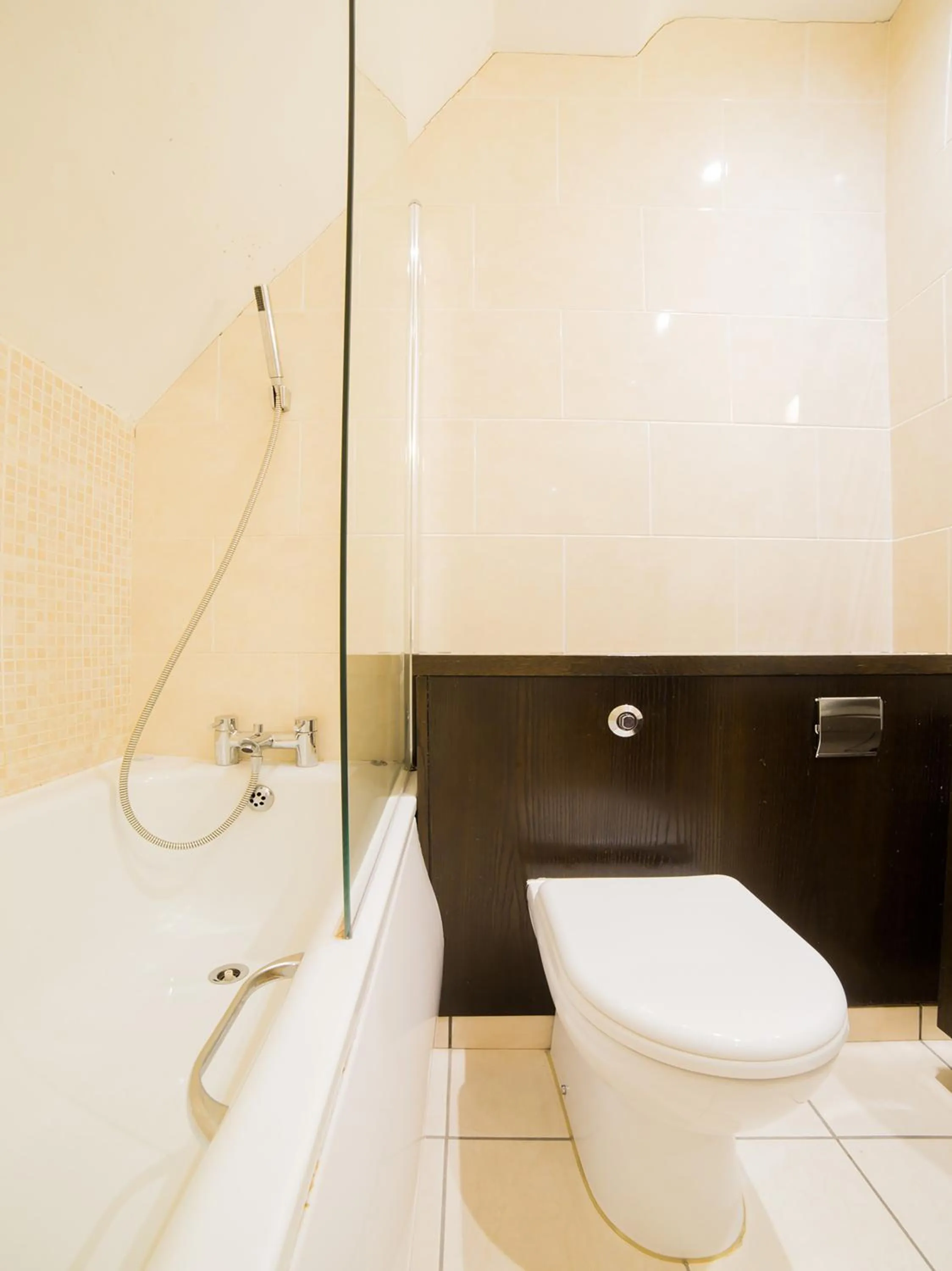 Bathroom in OYO Hotel Majestic