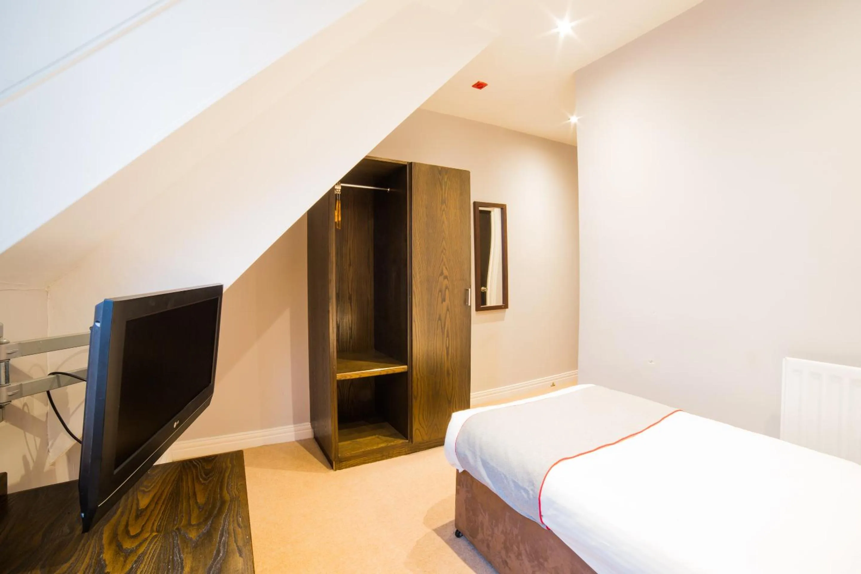 Bedroom, TV/Entertainment Center in OYO Hotel Majestic