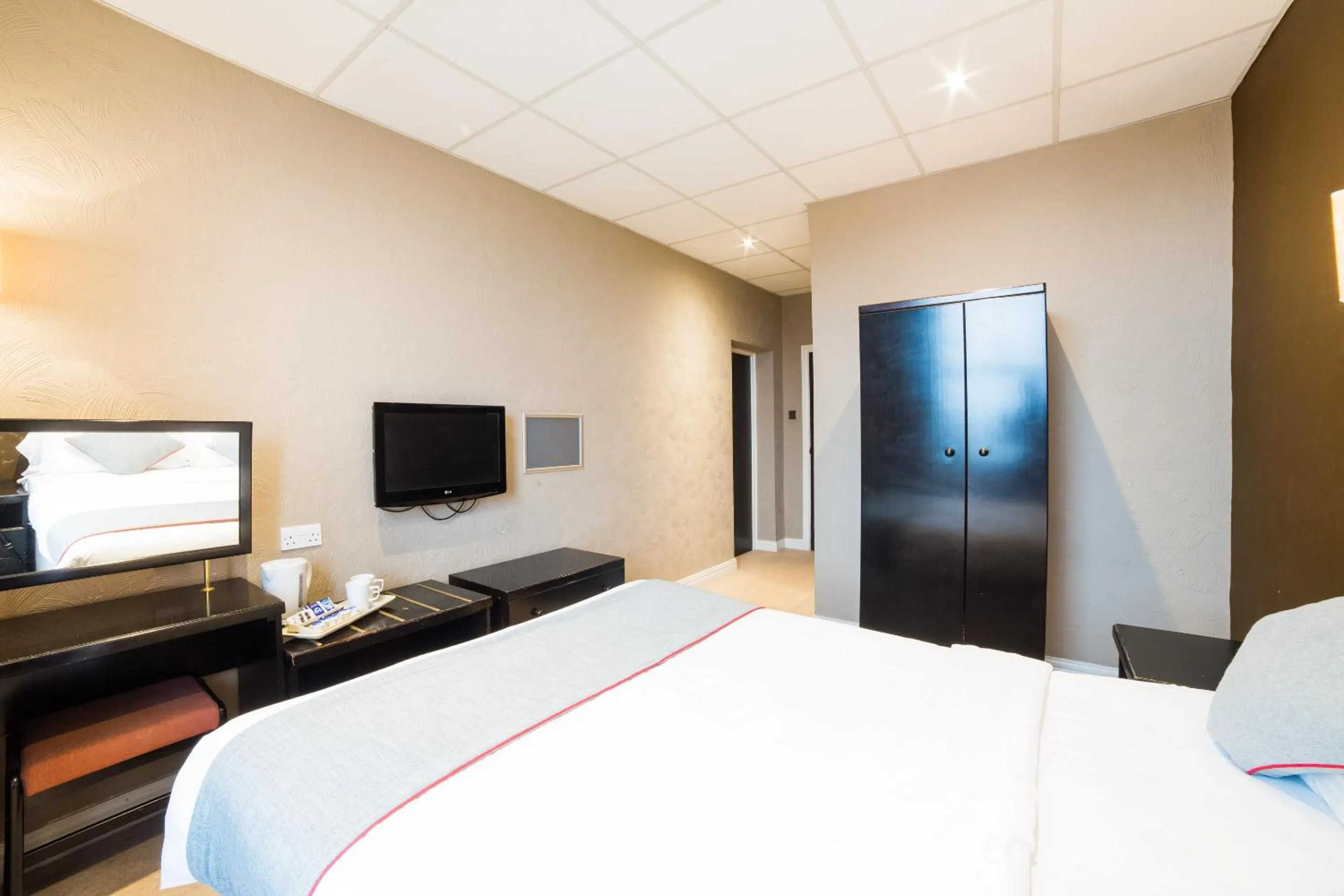 Bedroom, TV/Entertainment Center in OYO Hotel Majestic